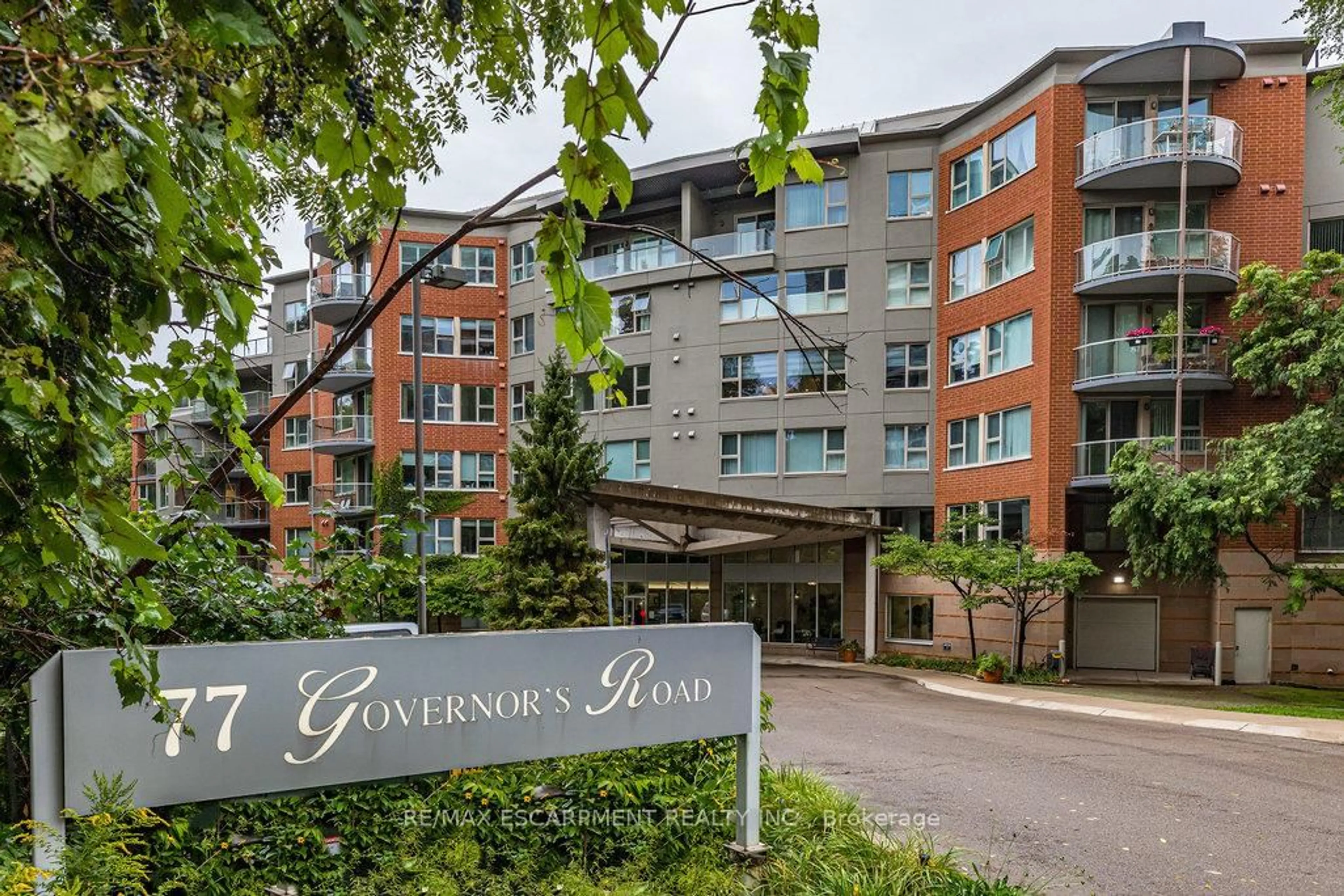 Indoor foyer for 77 Governors Rd #604, Hamilton Ontario L9H 7N8
