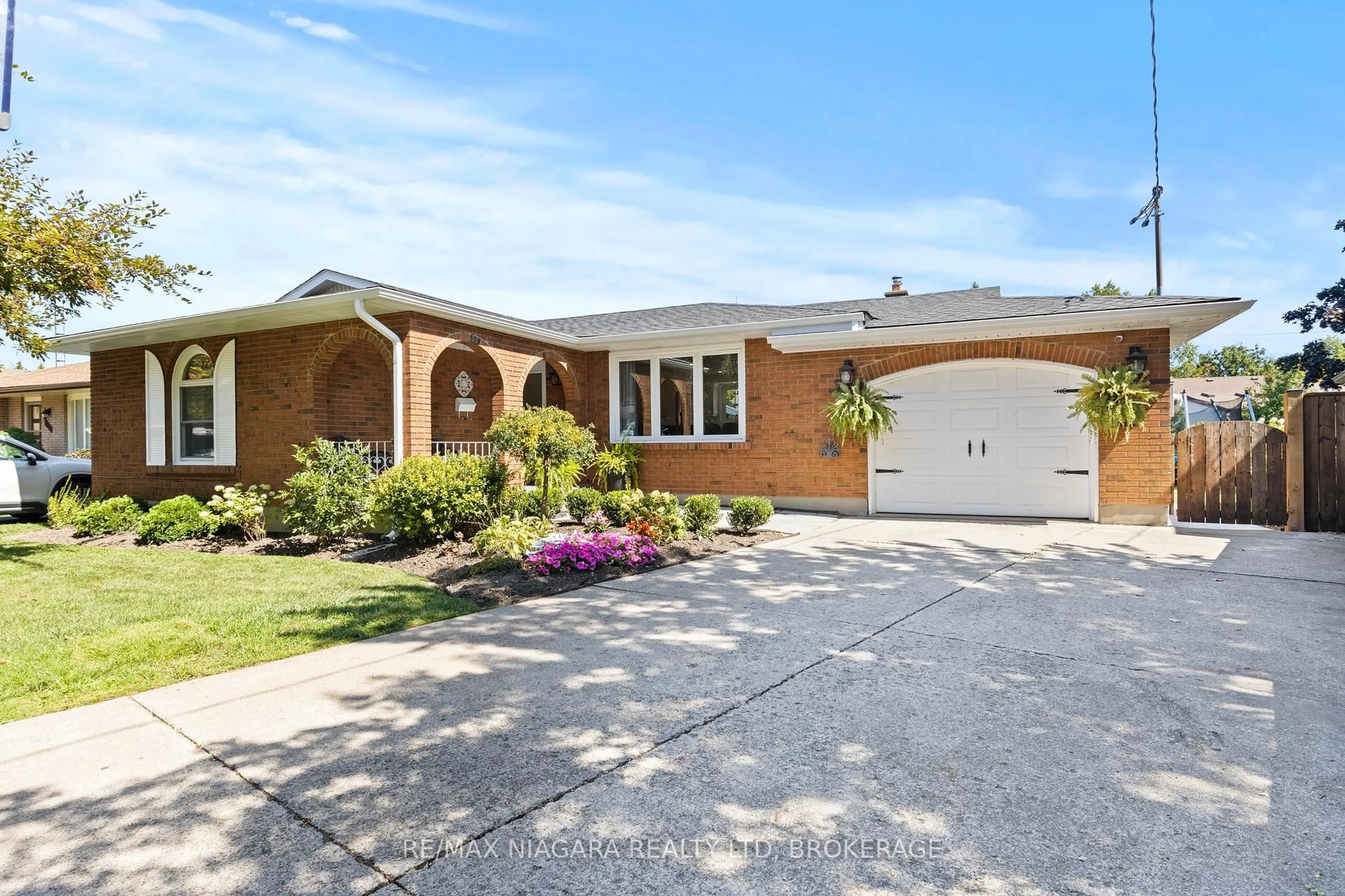 Home with brick exterior material, street for 78 Glen Park Rd, St. Catharines Ontario L2N 3E9