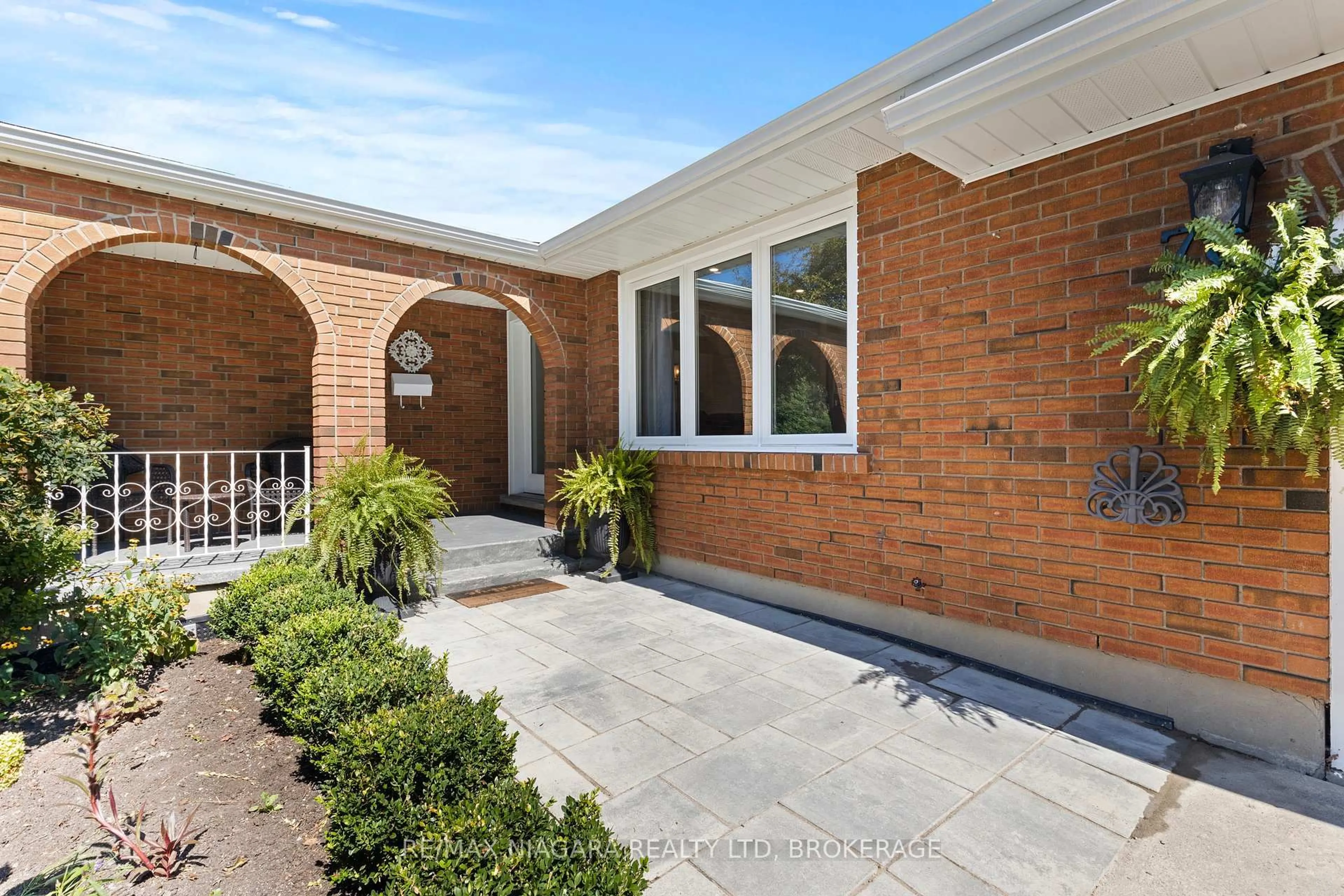 Home with brick exterior material, street for 78 Glen Park Rd, St. Catharines Ontario L2N 3E9
