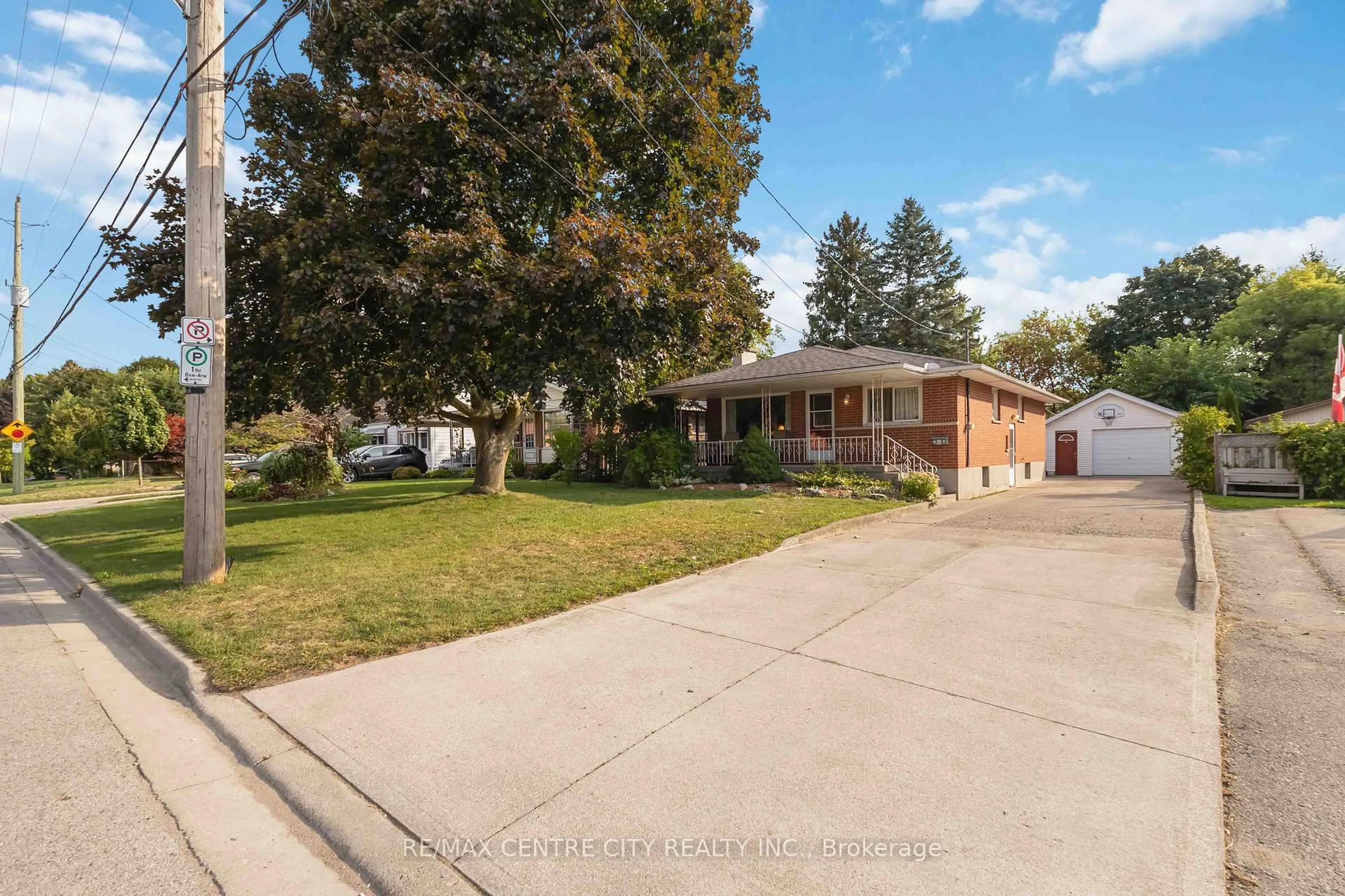 A pic from outside/outdoor area/front of a property/back of a property/a pic from drone, street for 358 BELFIELD St, London East Ontario N5Y 2K4