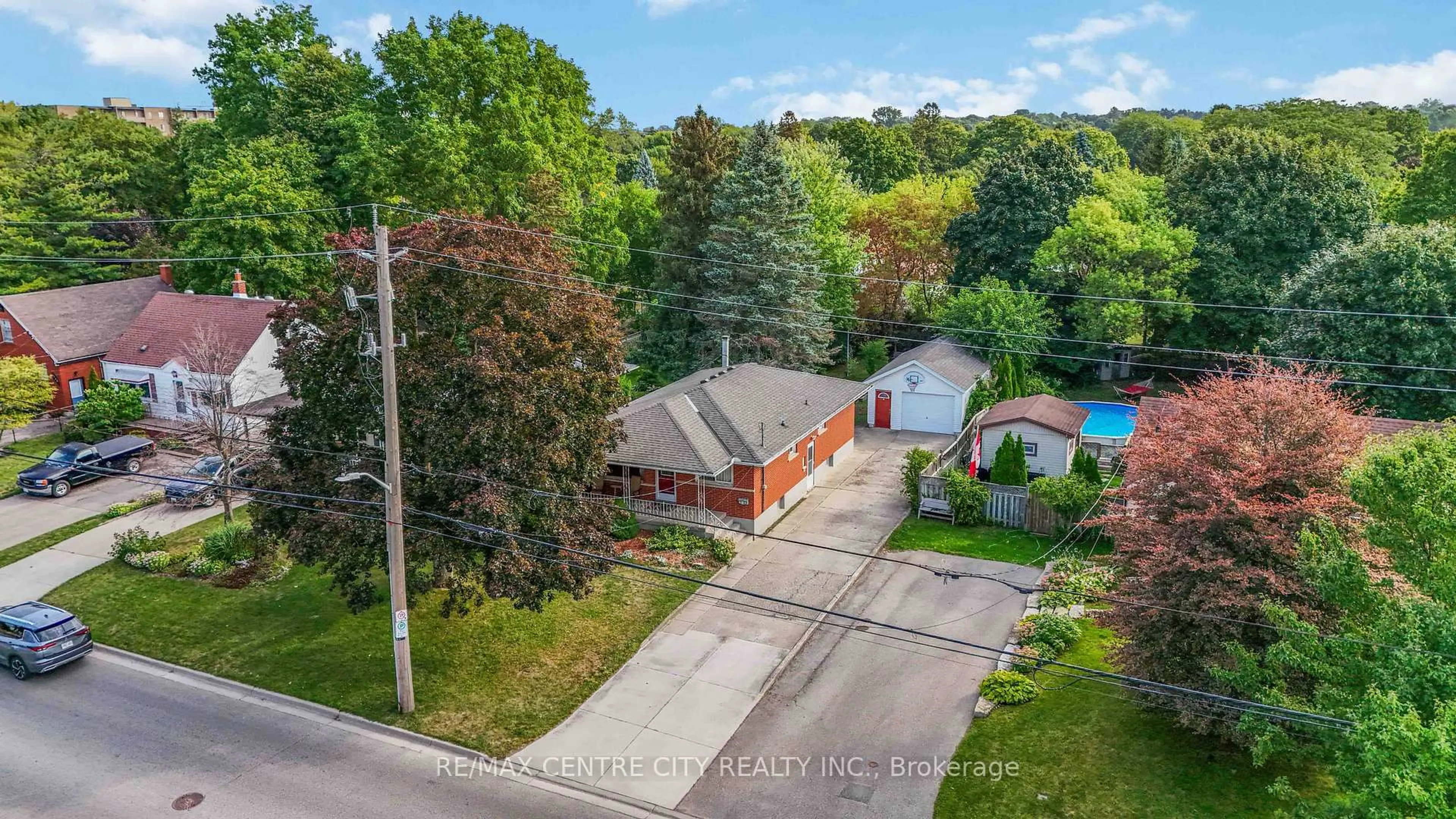 A pic from outside/outdoor area/front of a property/back of a property/a pic from drone, street for 358 BELFIELD St, London East Ontario N5Y 2K4