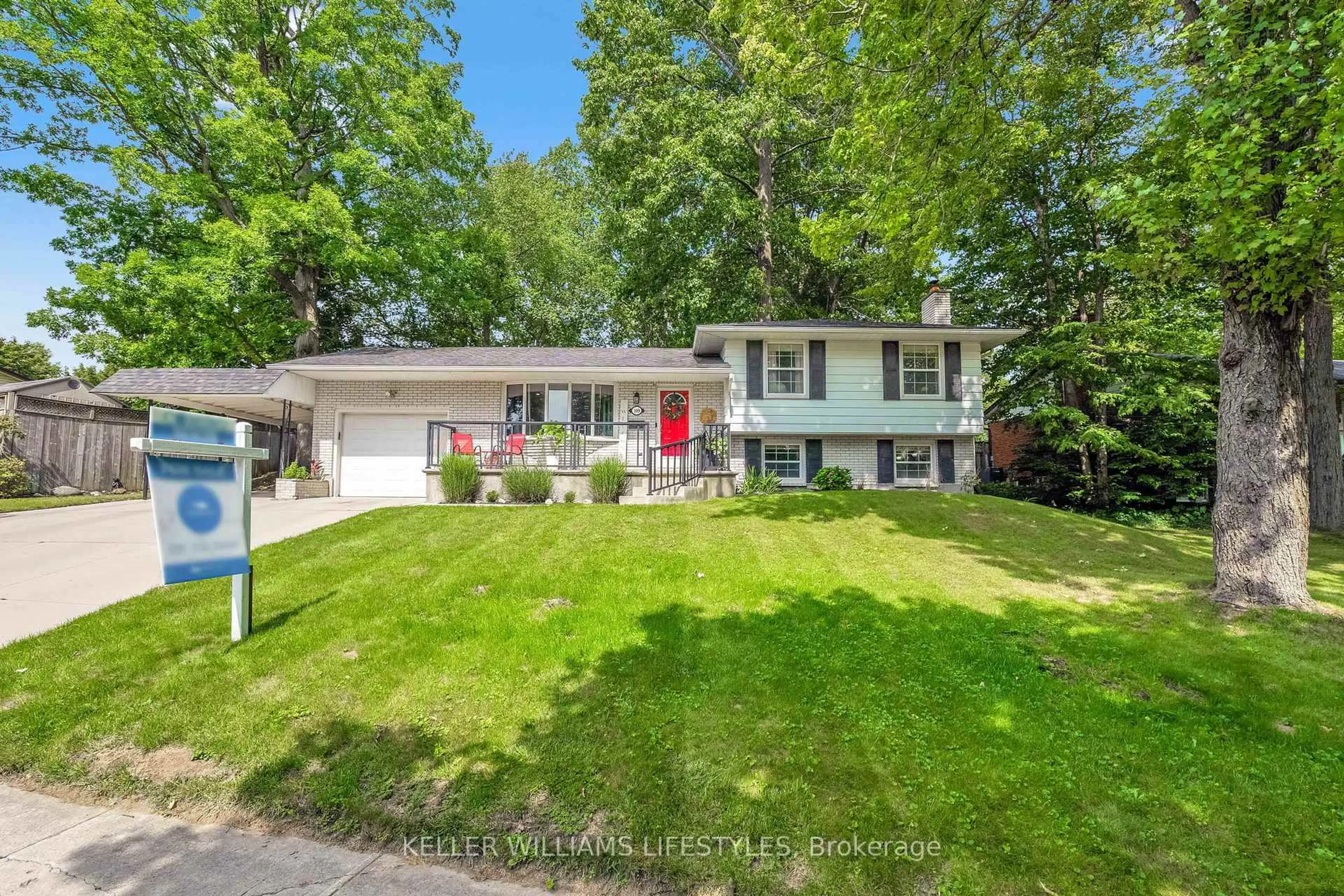 Home with vinyl exterior material, street for 109 Fairlane Ave, London South Ontario N6K 2G4
