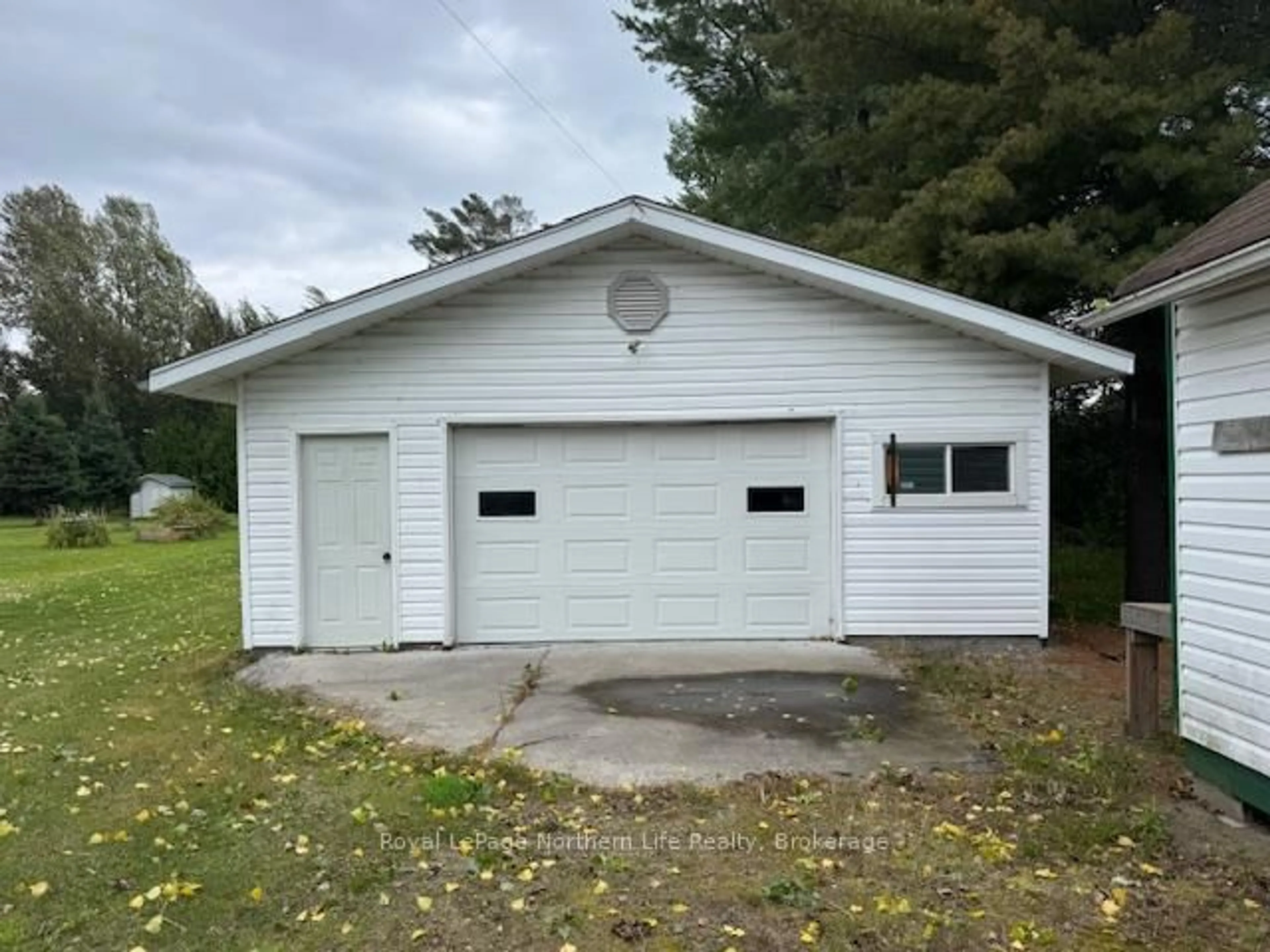 Indoor garage for 272 Dovercourt Rd, West Nipissing Ontario P2B 3J2