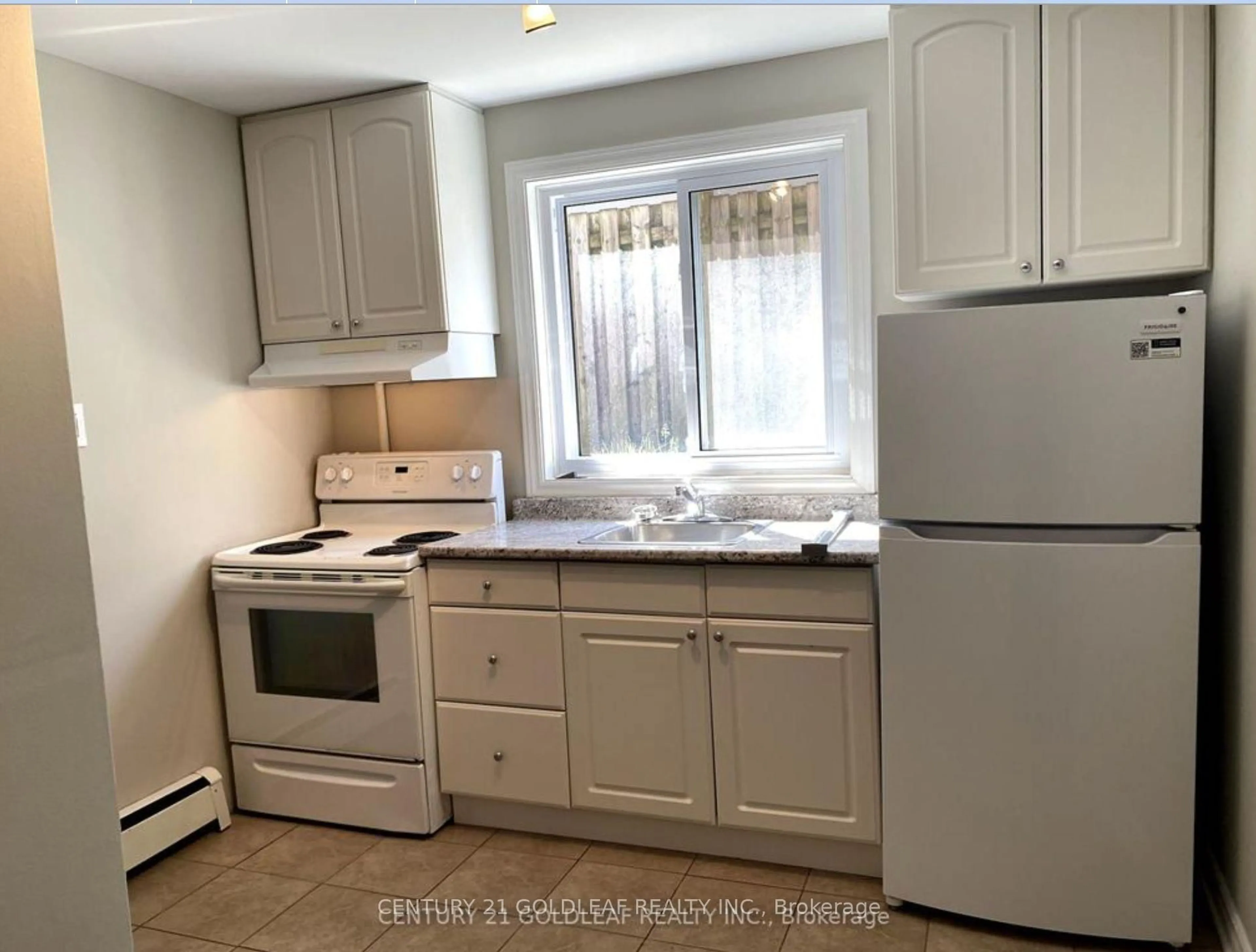 Standard kitchen, wood/laminate floor for 543 Kirkwood Ave, Ottawa Ontario K1Z 5X2