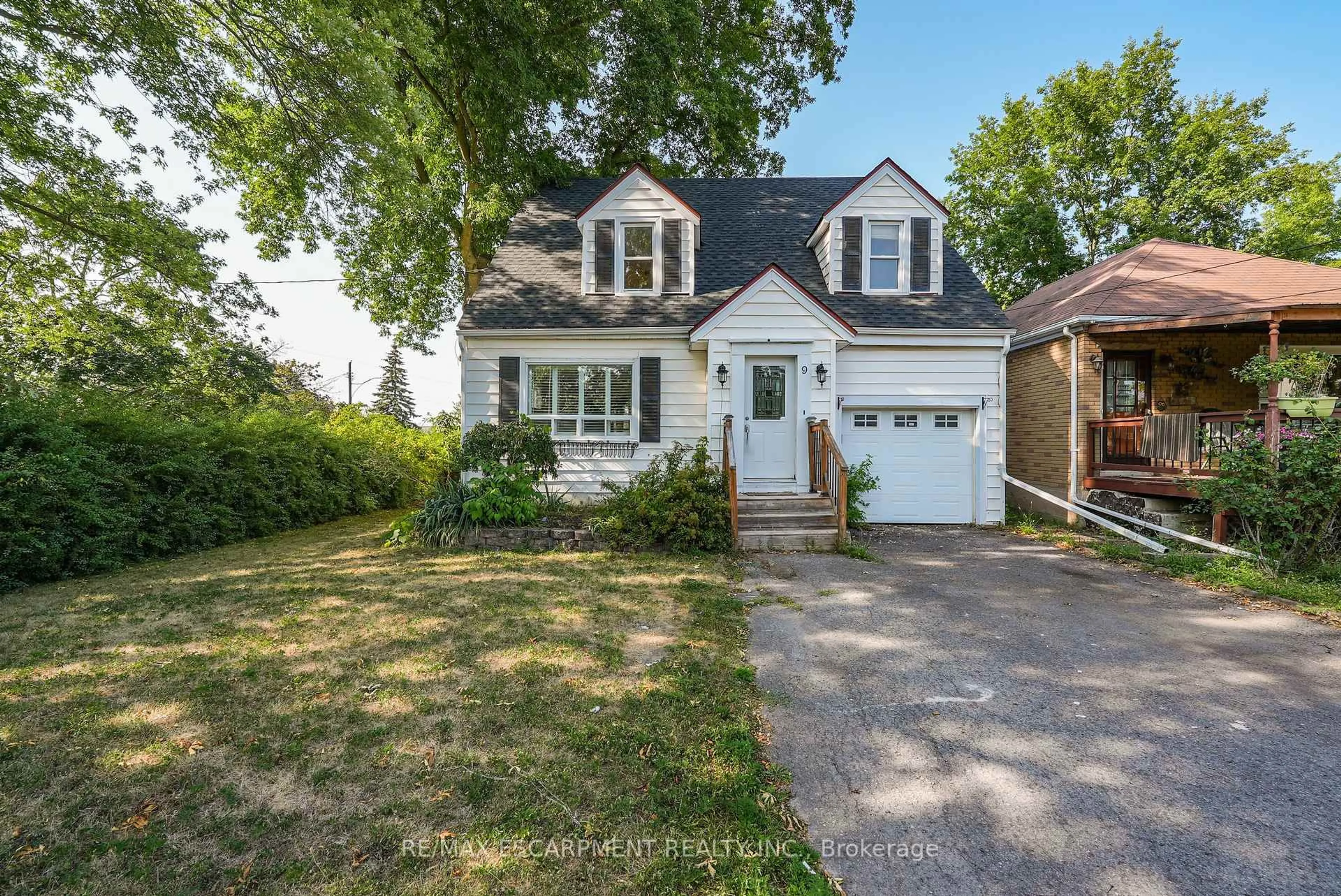 Home with vinyl exterior material, street for 9 Arlington Ave, St. Catharines Ontario L2P 3A3