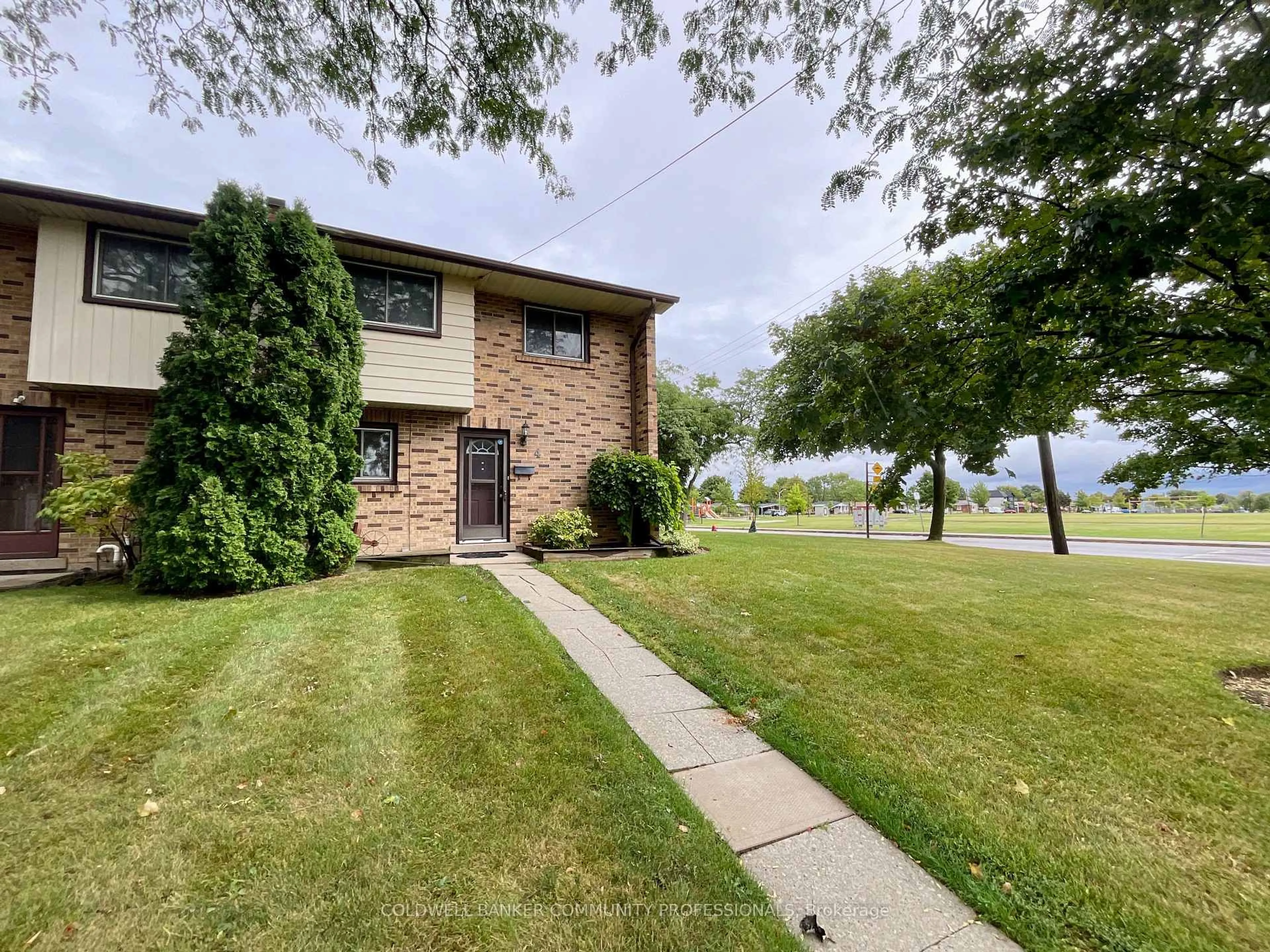 A pic from outside/outdoor area/front of a property/back of a property/a pic from drone, unknown for 4 Rosanne Cres #4, Hamilton Ontario L8T 2T7