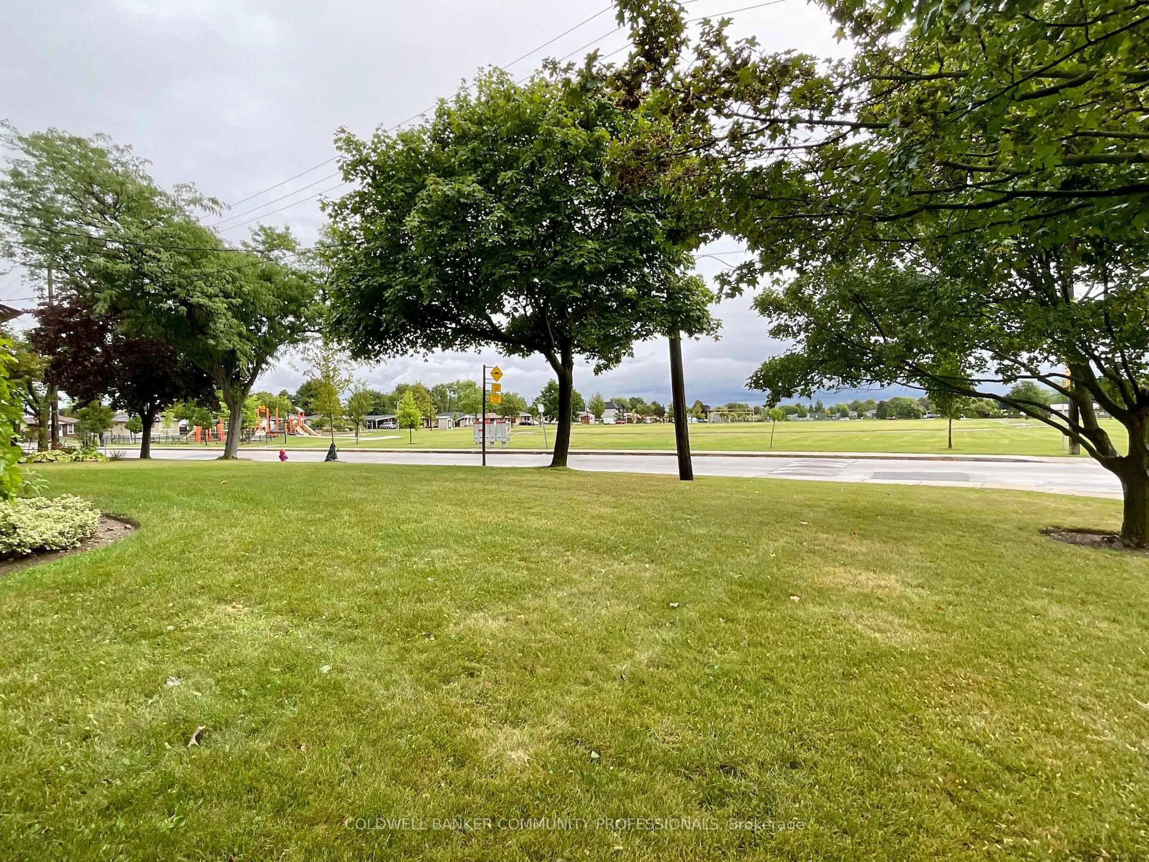 A pic from outside/outdoor area/front of a property/back of a property/a pic from drone, water/lake/river/ocean view for 4 Rosanne Cres #4, Hamilton Ontario L8T 2T7