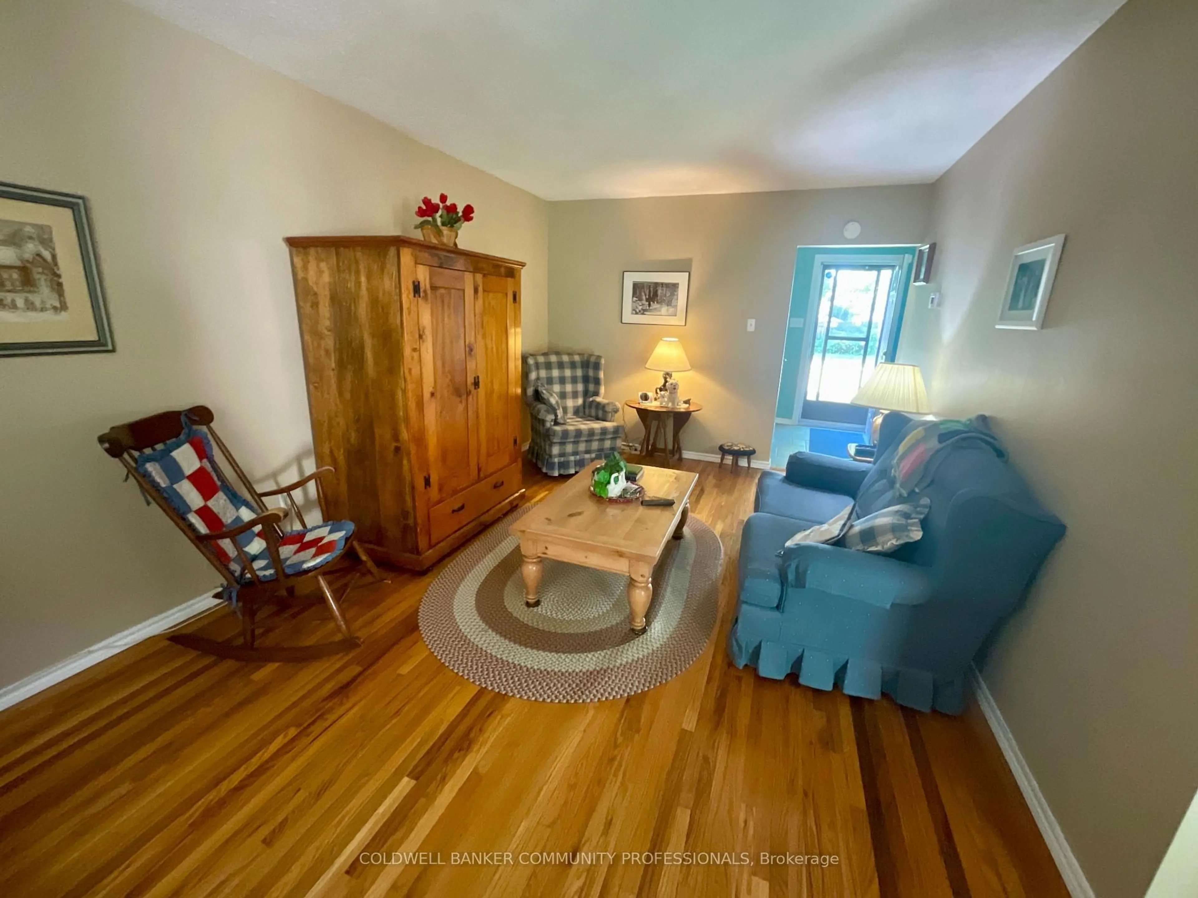 Living room with furniture, unknown for 4 Rosanne Cres #4, Hamilton Ontario L8T 2T7