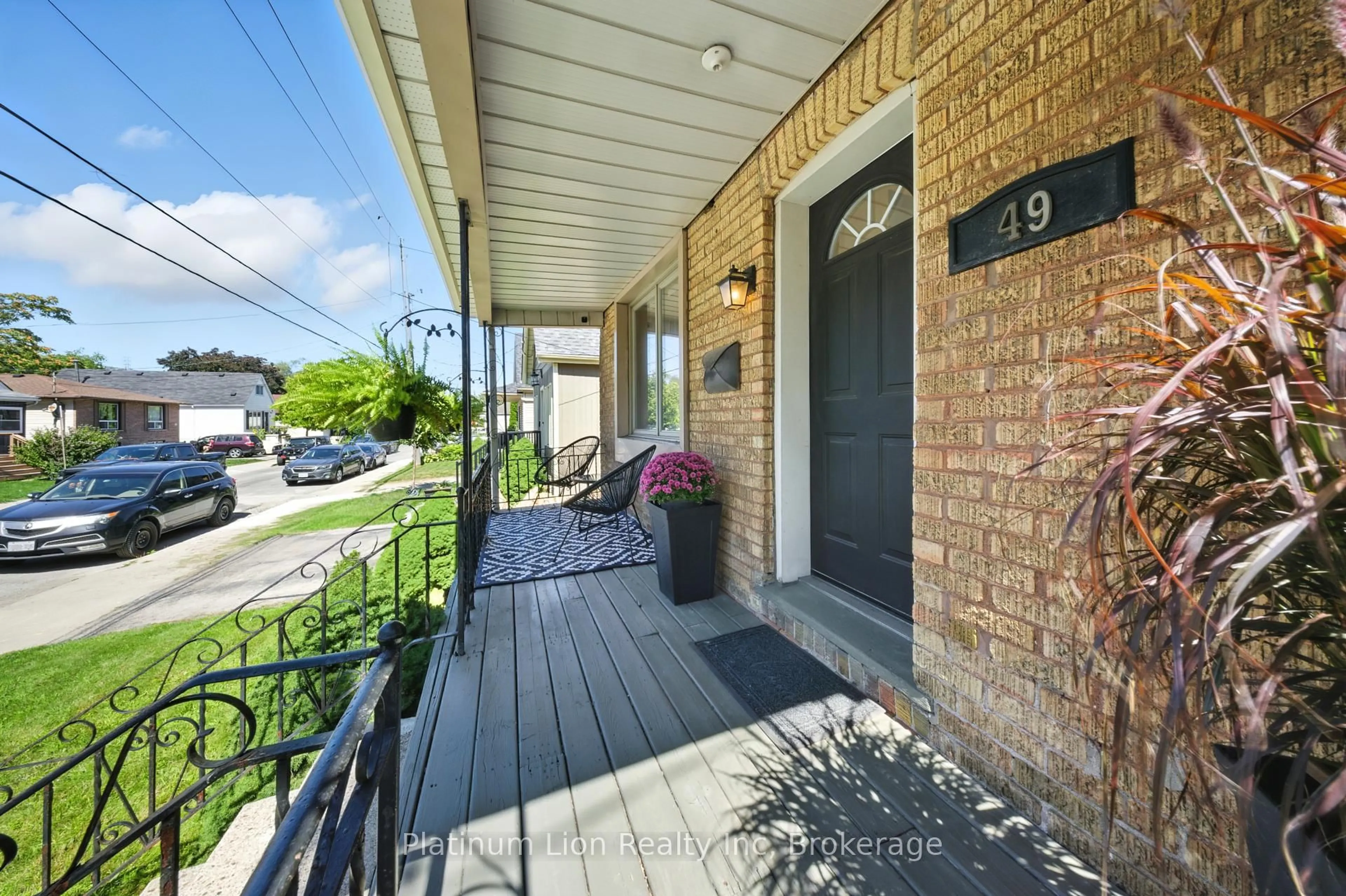 Patio, street for 49 East 31st St, Hamilton Ontario L8V 3N8