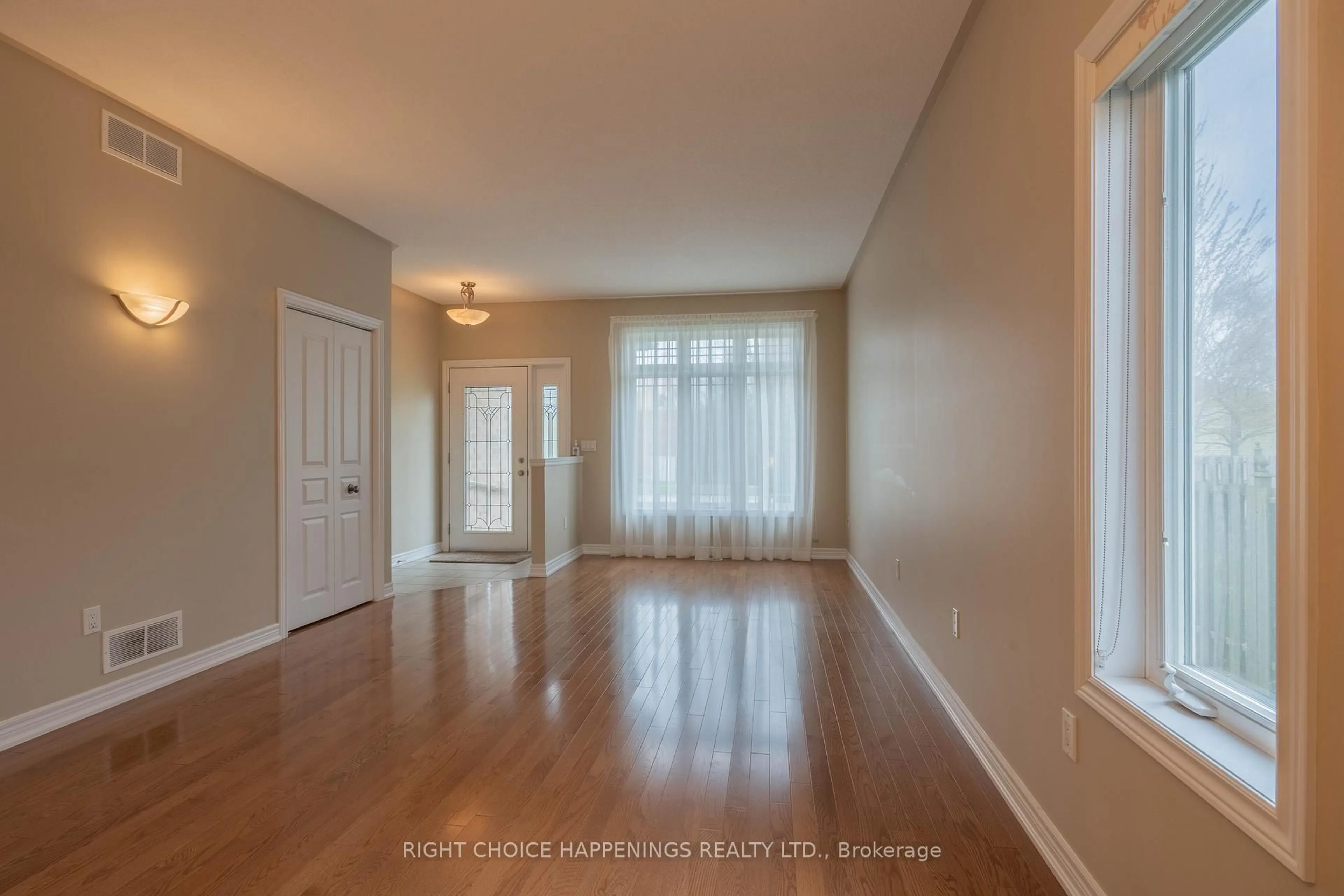 Indoor entryway for 347 Oakcrest Ave, Welland Ontario L3C 7K1