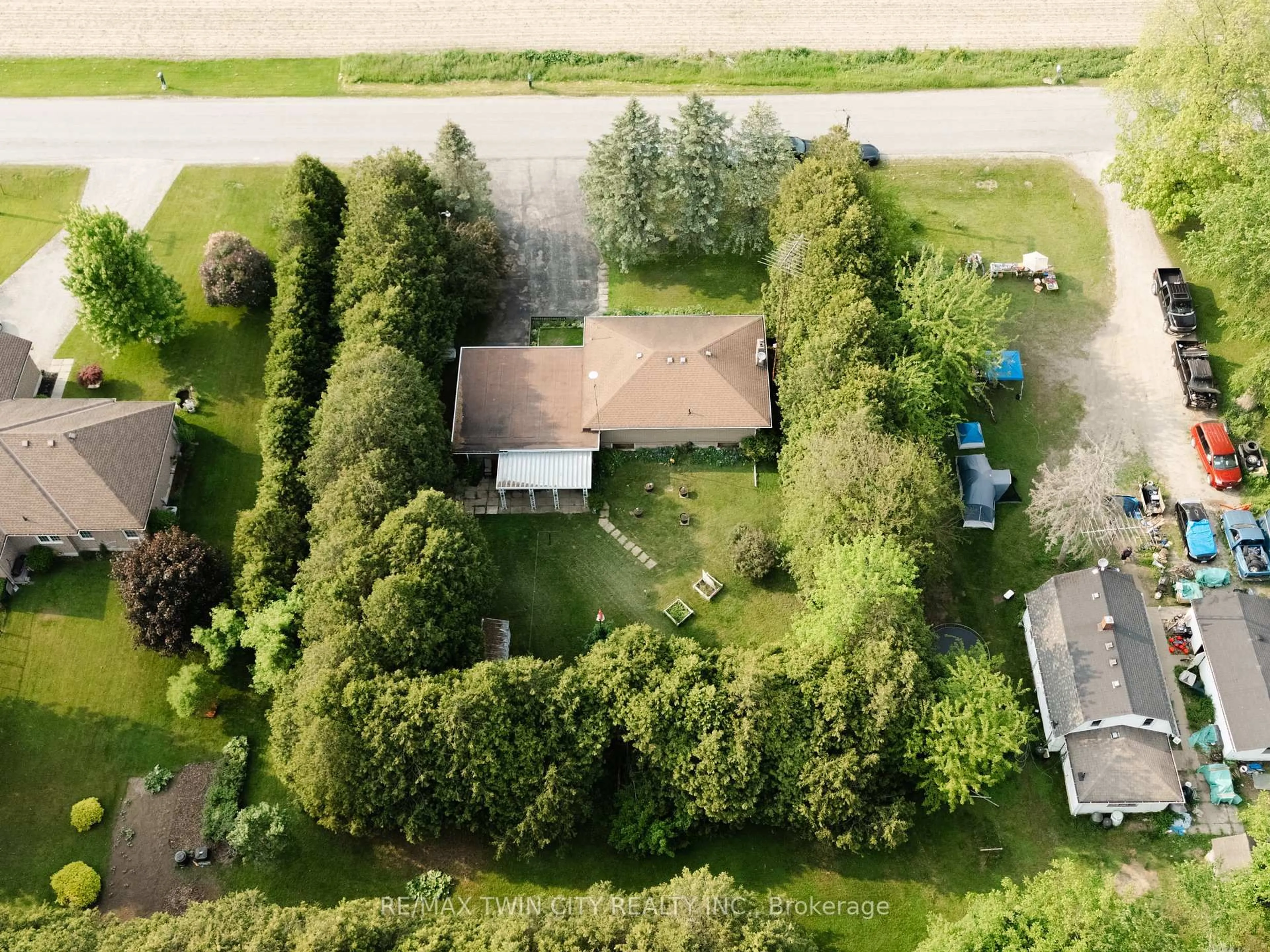 A pic from outside/outdoor area/front of a property/back of a property/a pic from drone, unknown for 252 Windham Road 13, Norfolk Ontario N4B 2W5
