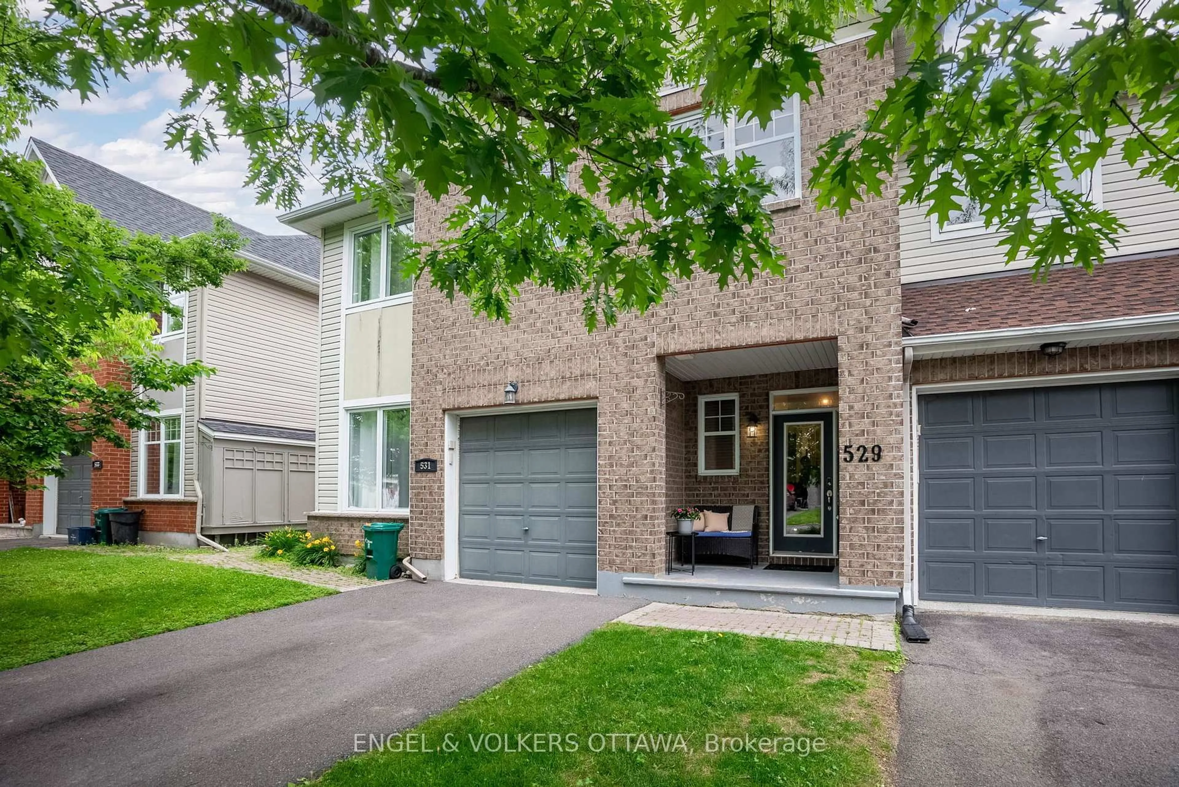 Home with brick exterior material, street for 529 Devonwood Circ, Ottawa Ontario K1T 4E4