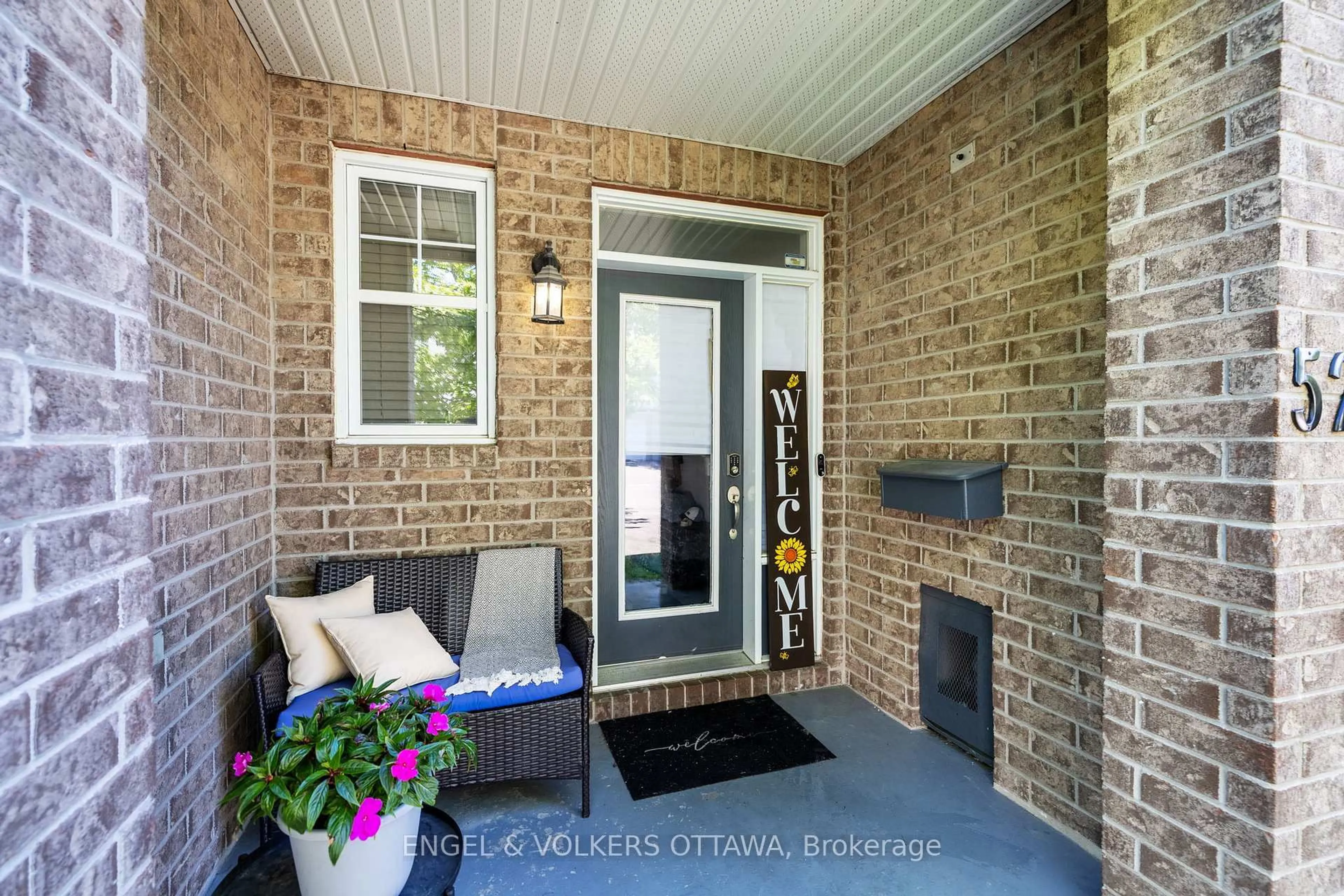Unknown for 529 Devonwood Circ, Ottawa Ontario K1T 4E4