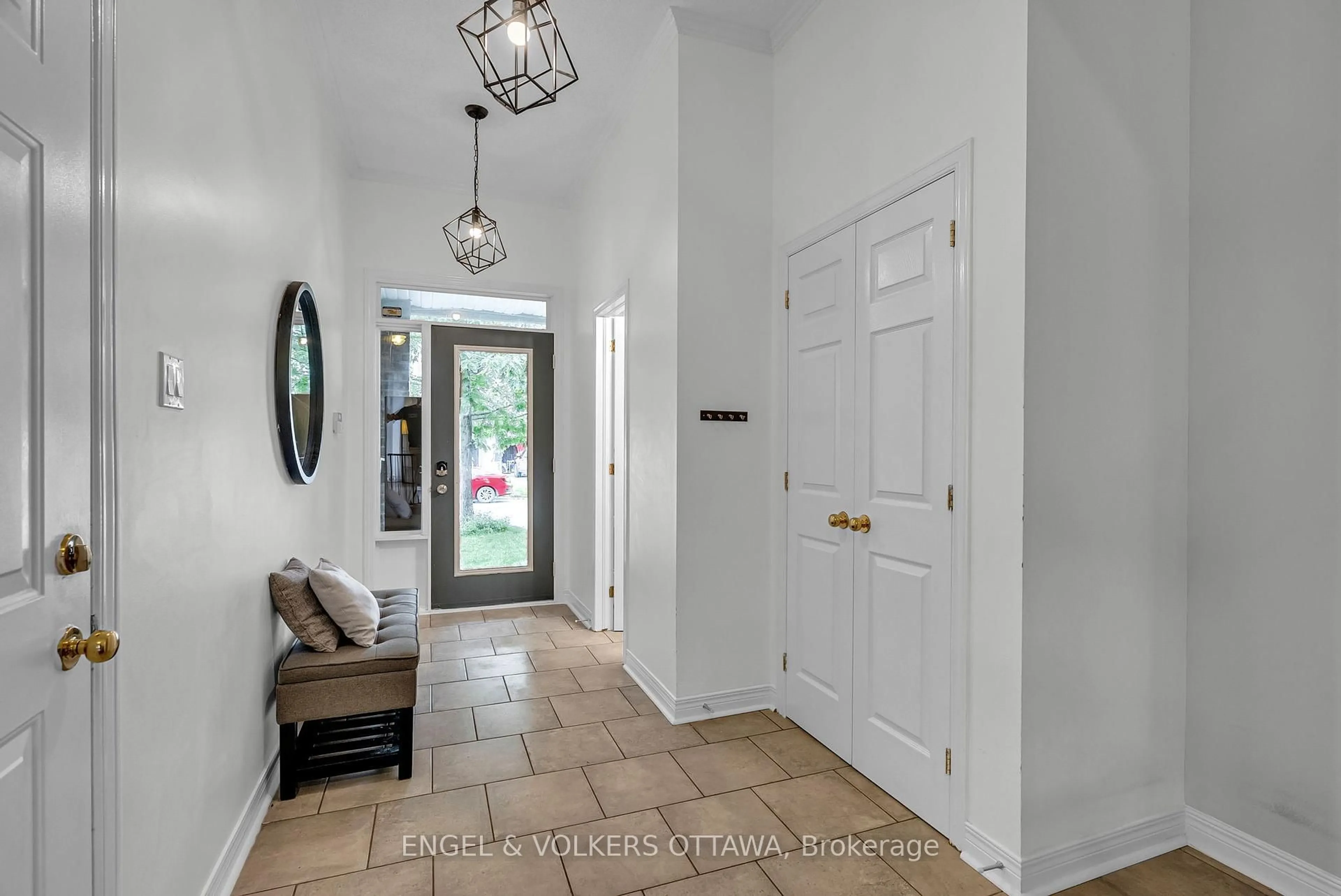 Indoor entryway for 529 Devonwood Circ, Ottawa Ontario K1T 4E4