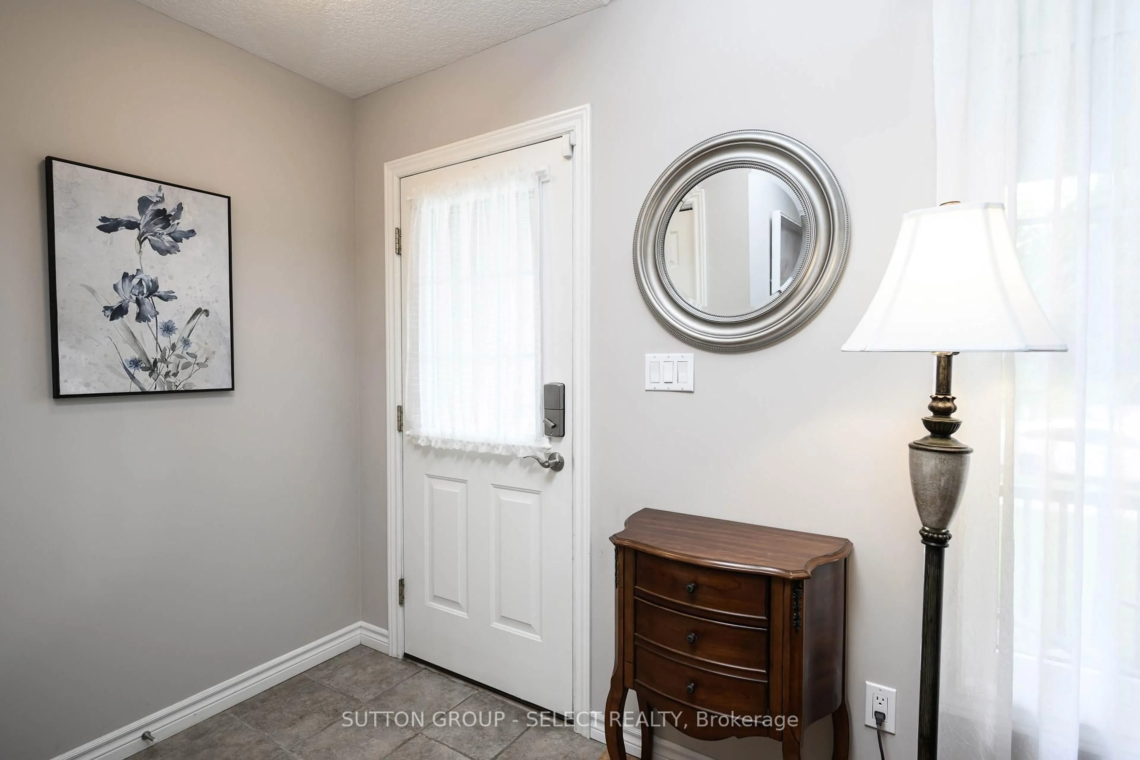 Indoor entryway for 111 SOUTHGATE Pkwy, St. Thomas Ontario N5R 0A2