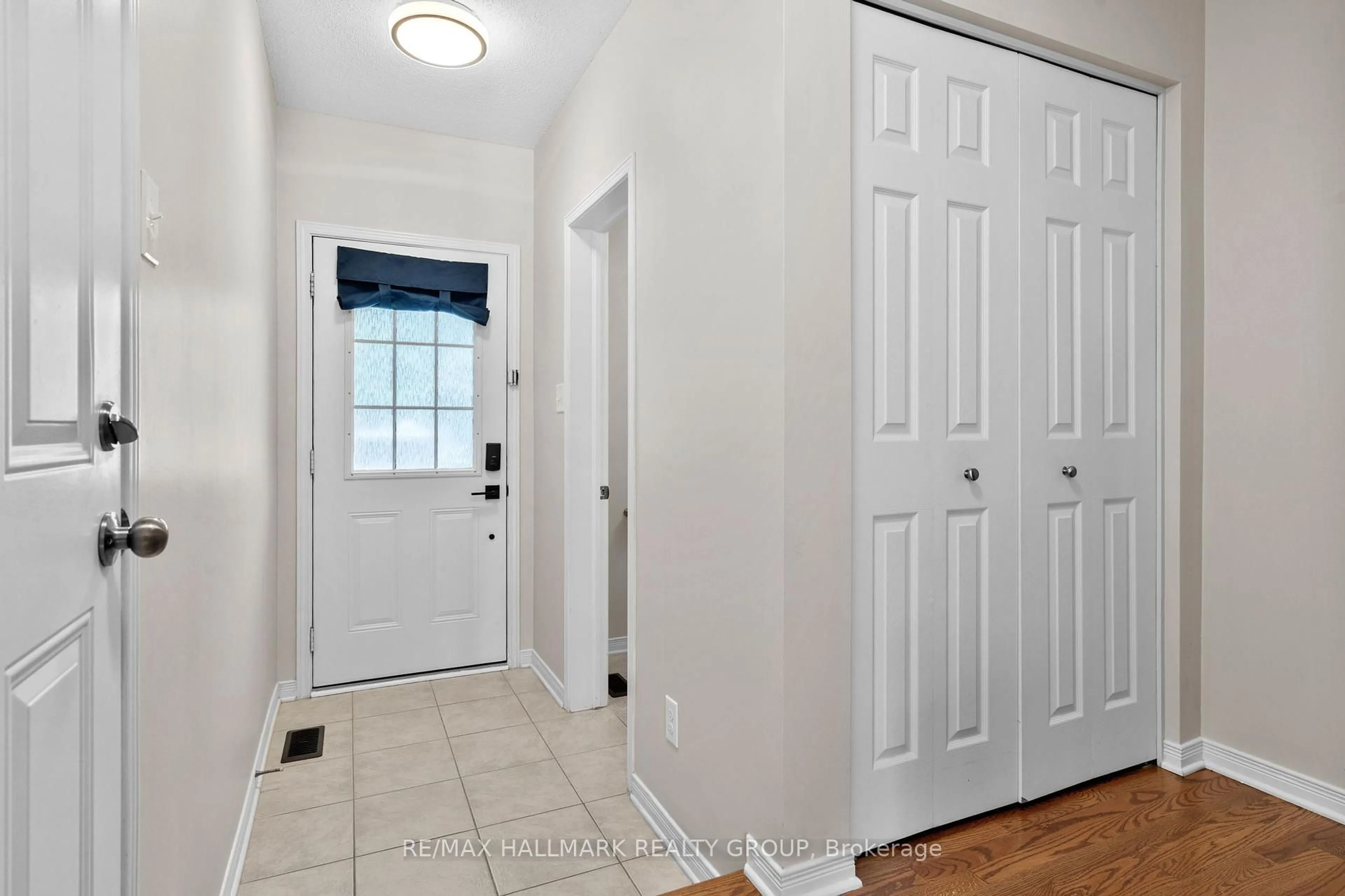 Indoor entryway for 379 Rolling Meadow Cres, Ottawa Ontario K1W 0A9