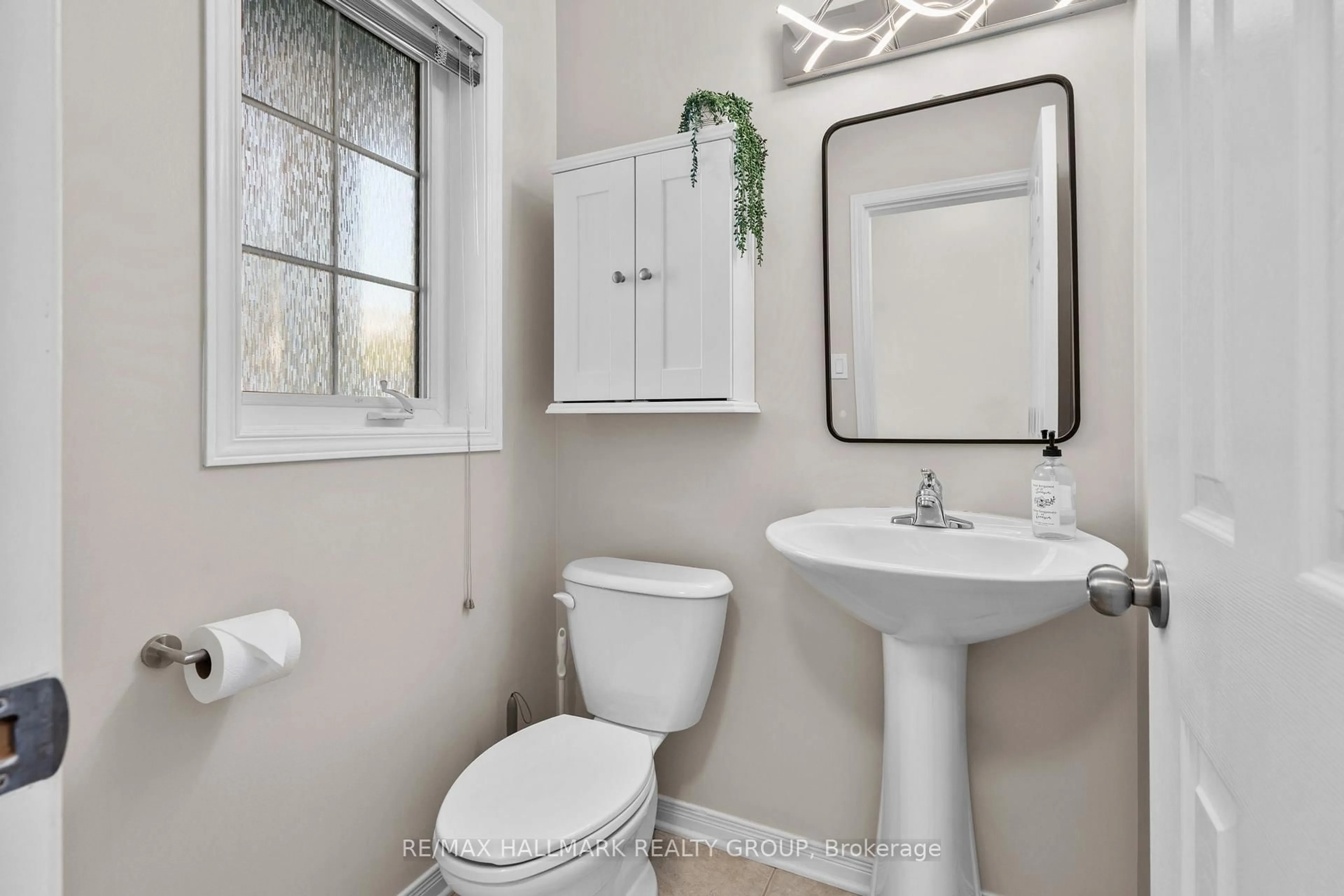 Standard bathroom, ceramic/tile floor for 379 Rolling Meadow Cres, Ottawa Ontario K1W 0A9