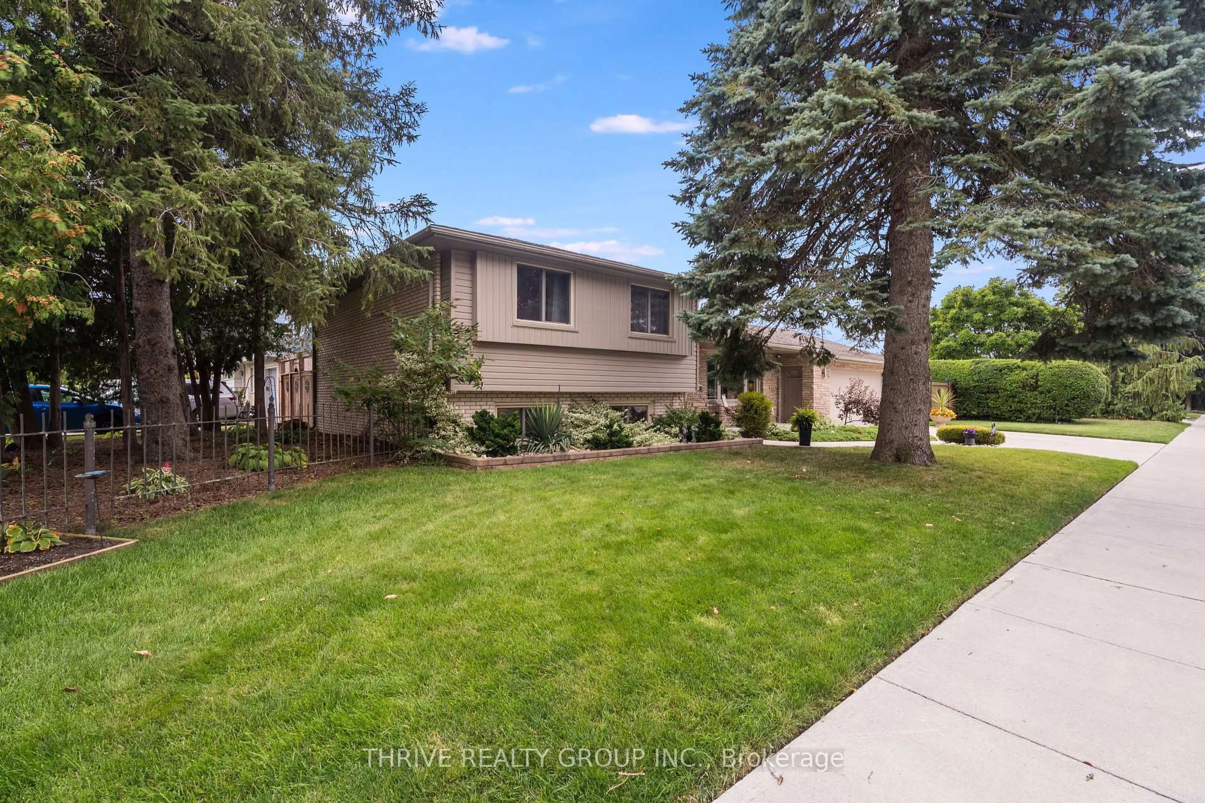 A pic from outside/outdoor area/front of a property/back of a property/a pic from drone, street for 387 Regal Dr, London East Ontario N5Y 1J6