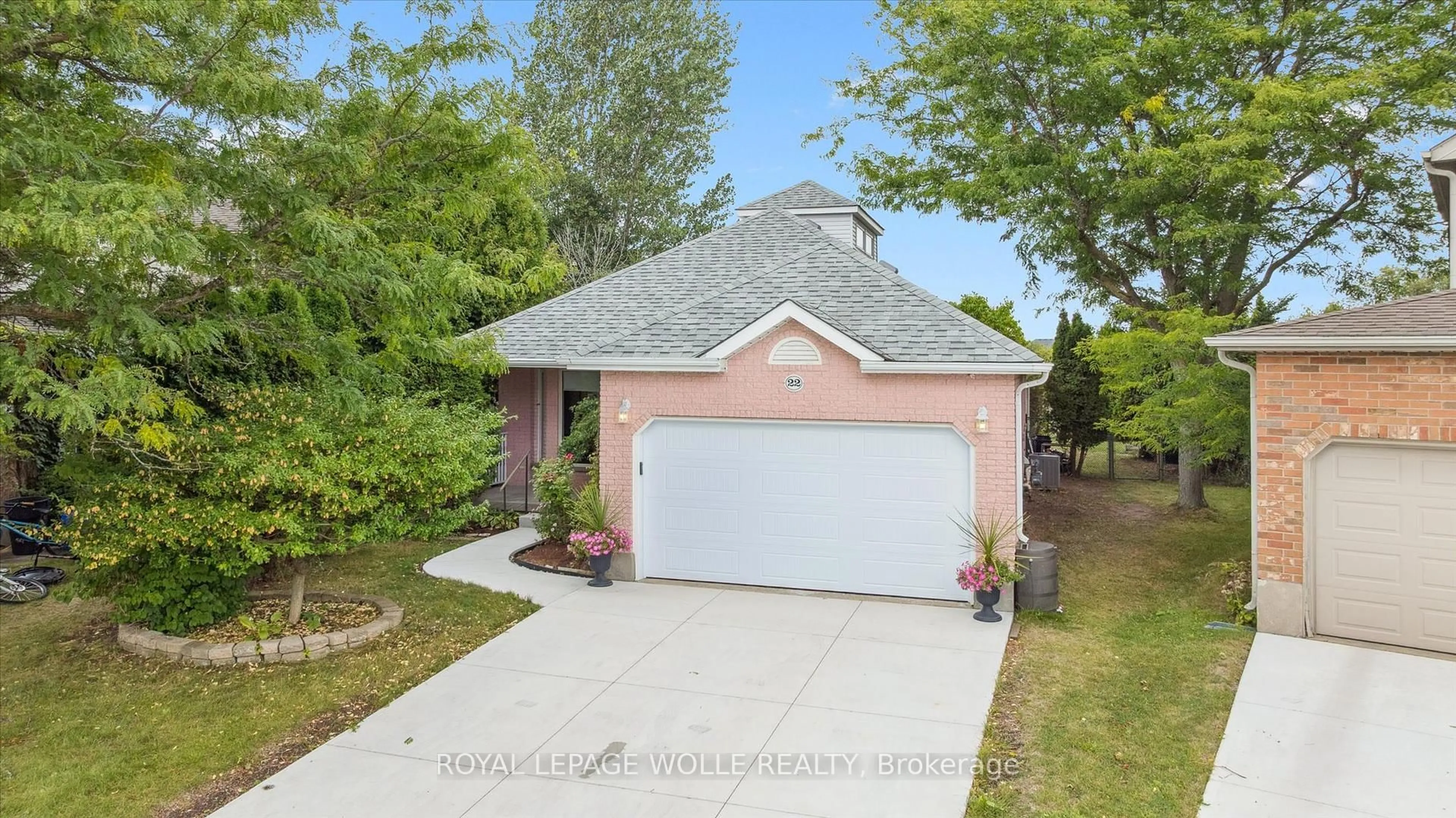 A pic from outside/outdoor area/front of a property/back of a property/a pic from drone, street for 22 WINDWARD Pl, Kitchener Ontario N2N 3H8