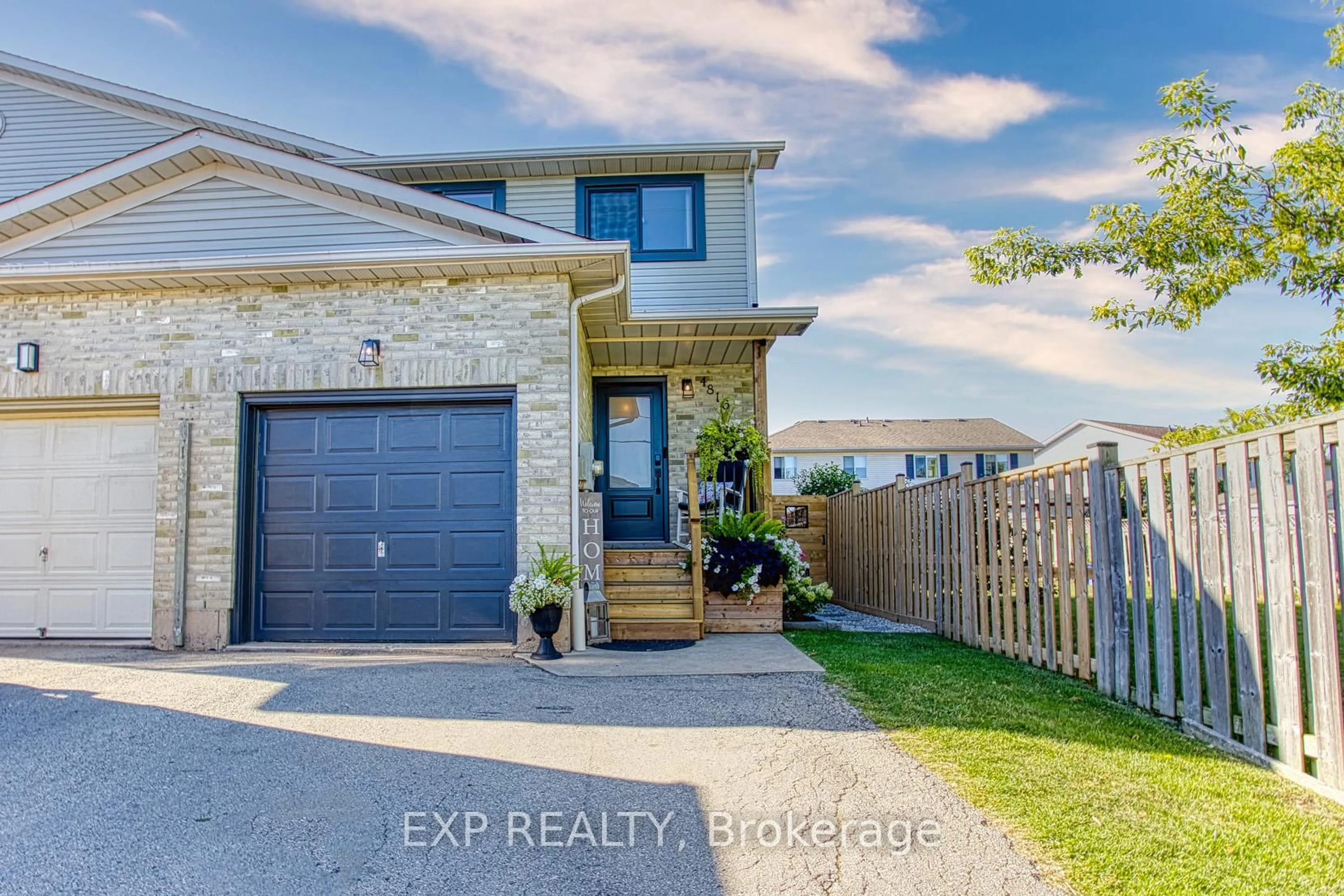 A pic from outside/outdoor area/front of a property/back of a property/a pic from drone, street for 4816 John St, Lincoln Ontario L3J 0P5