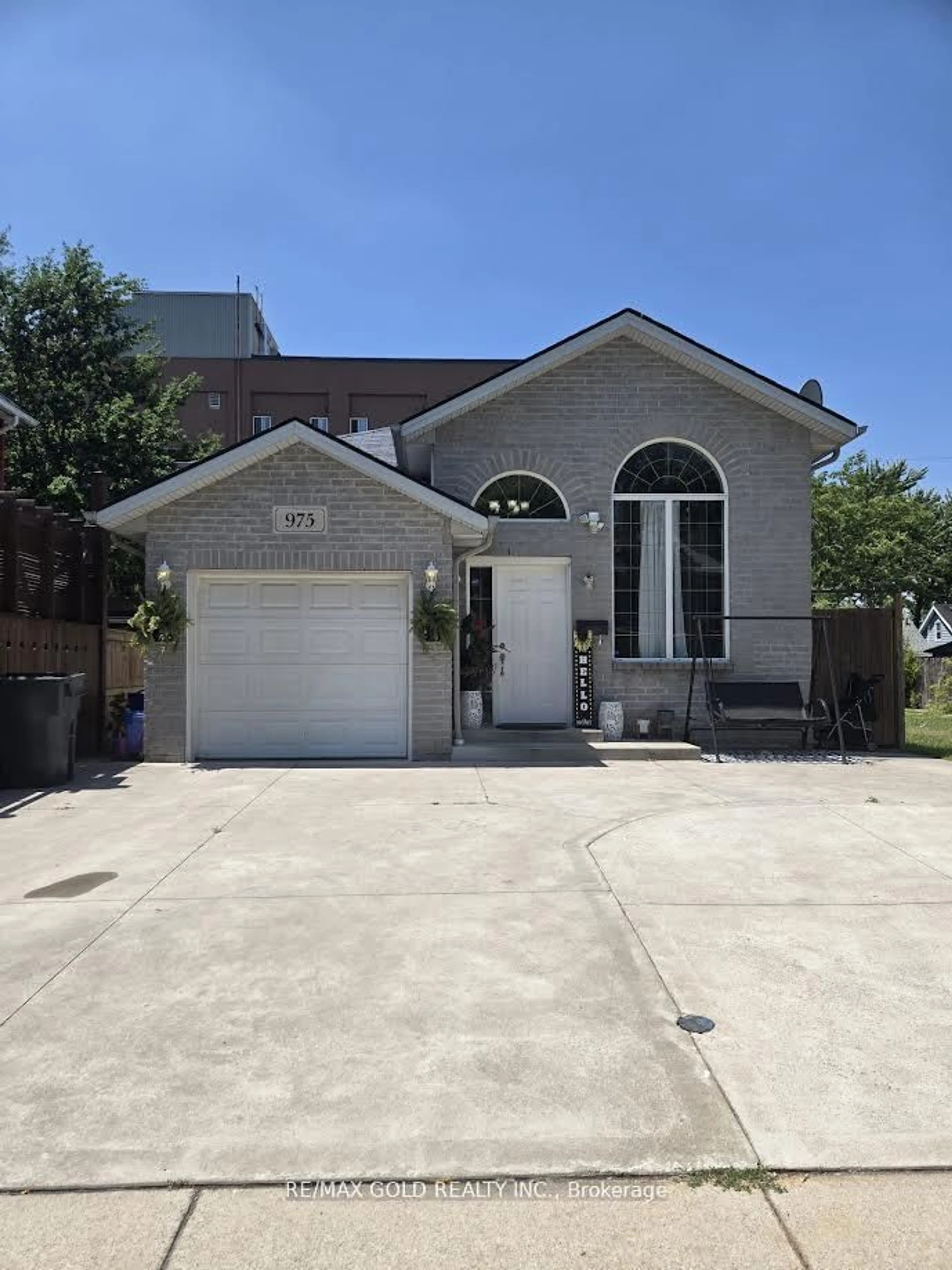 Unknown for 975 Albert Rd, Windsor Ontario N8Y 3P1