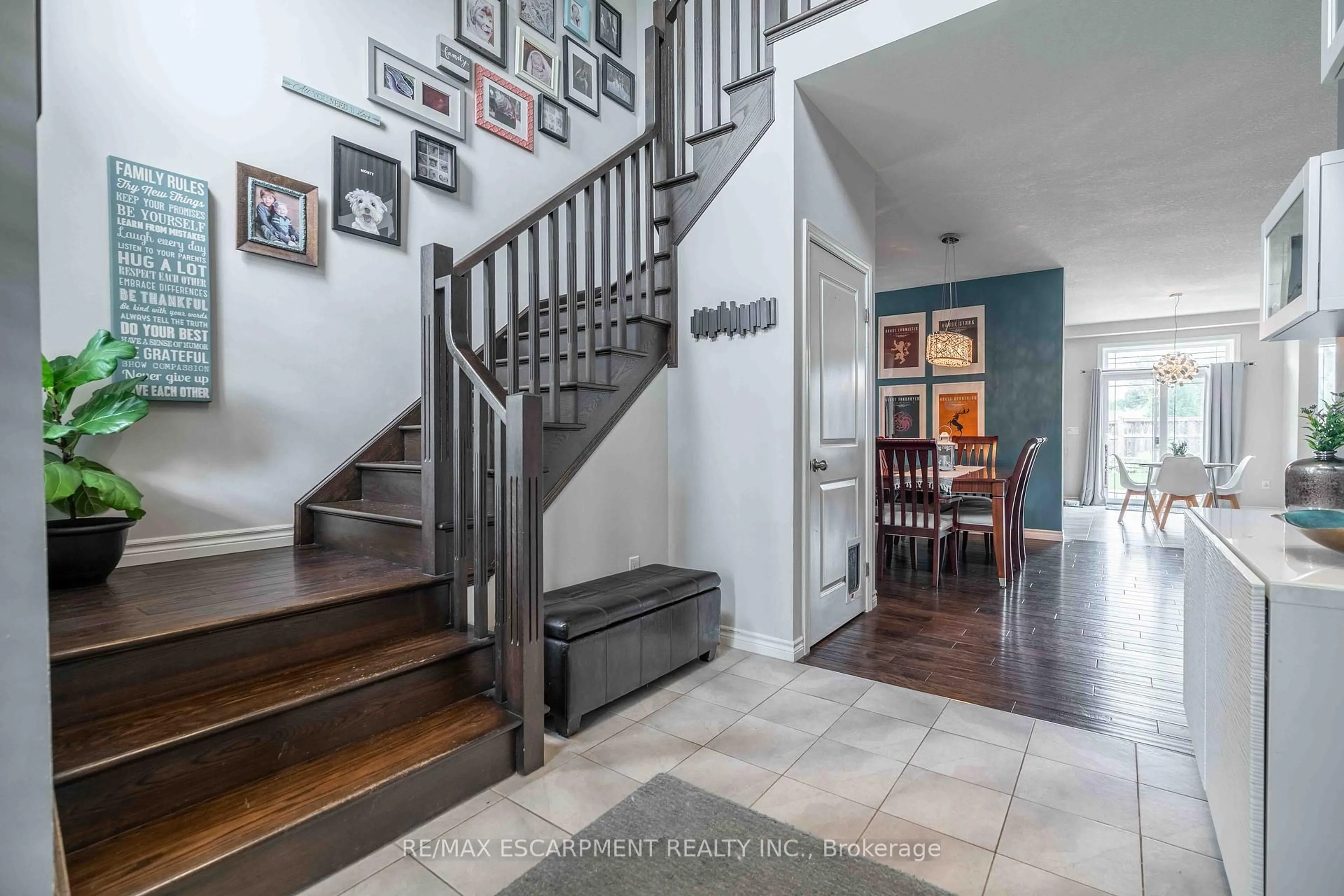 Indoor entryway for 27 Purnell Dr, Hamilton Ontario L9C 0C6