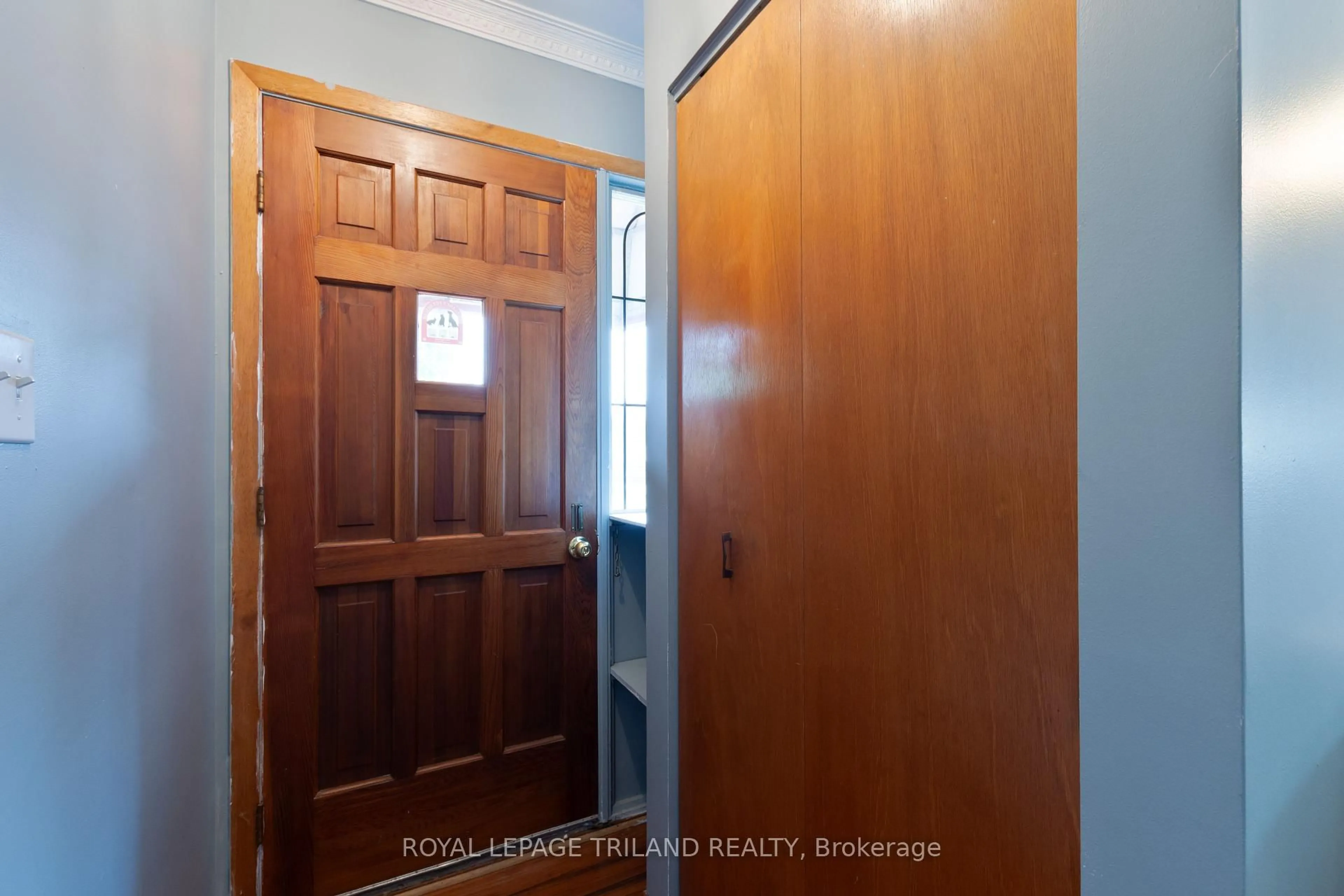 Indoor entryway for 172 Wilson Ave, St. Thomas Ontario N5R 3R3