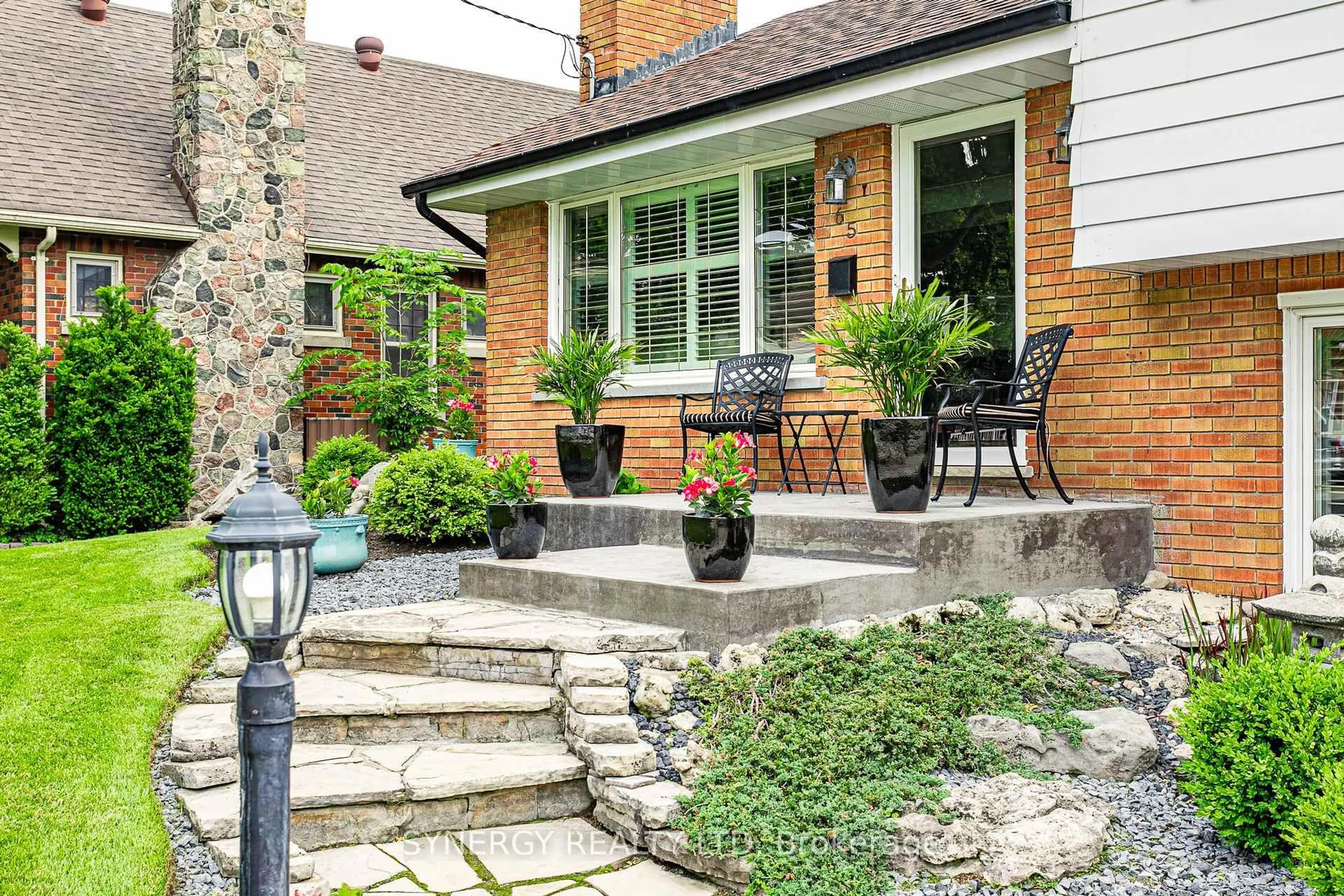 Patio, street for 65 Colborne St, Strathroy-Caradoc Ontario N7G 2M1