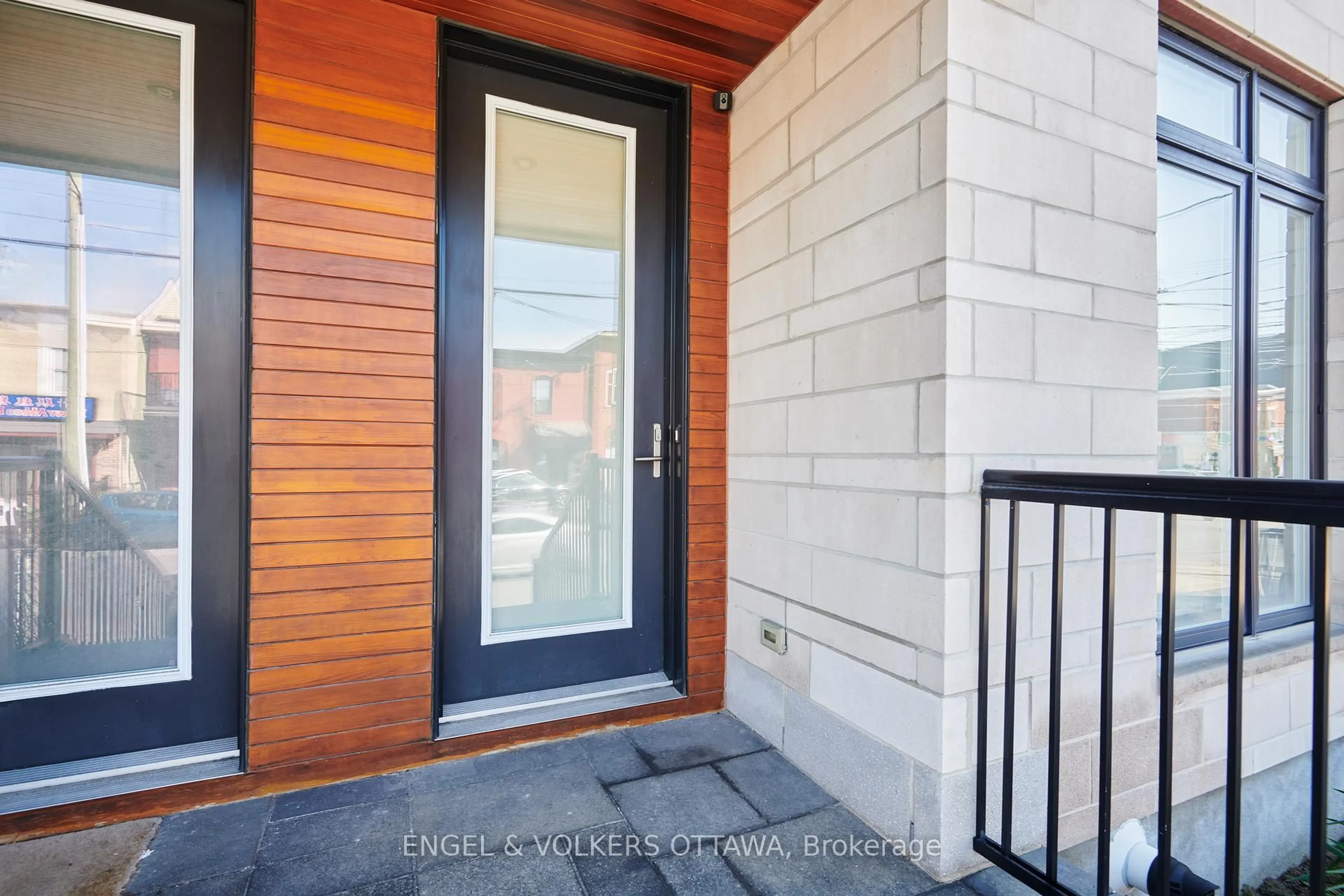 Indoor entryway for 353E Booth St, Ottawa Ontario K1R 7K1