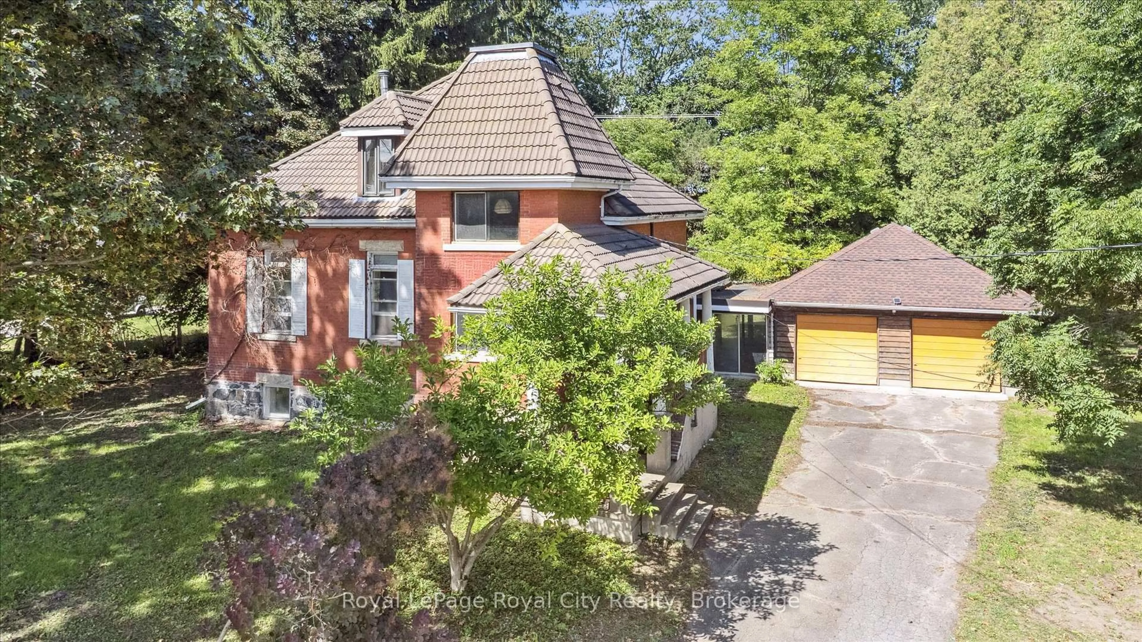 A pic from outside/outdoor area/front of a property/back of a property/a pic from drone, street for 7216 Wellington County Rd 30, Guelph/Eramosa Ontario N0B 1B0