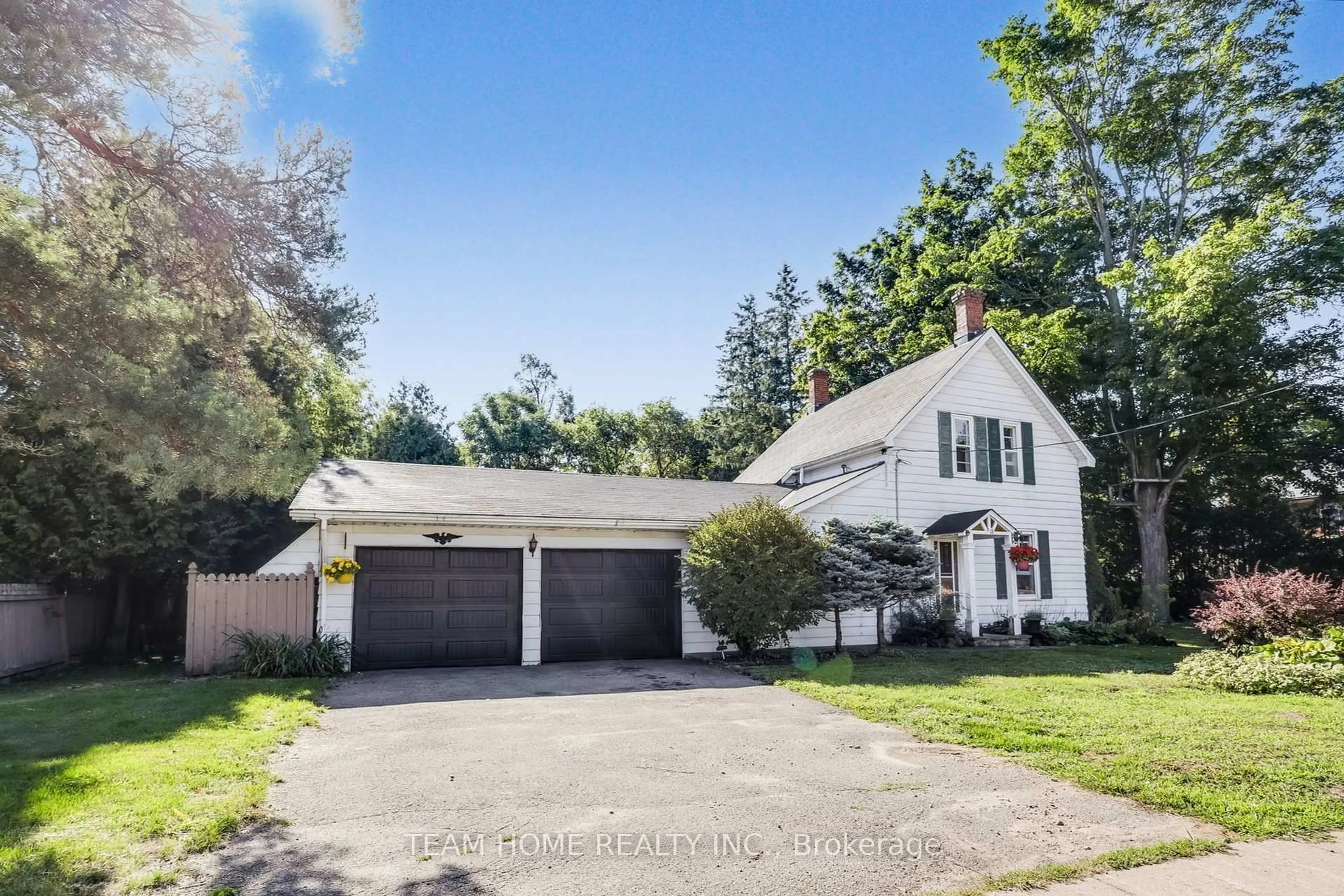A pic from outside/outdoor area/front of a property/back of a property/a pic from drone, street for 3 Dundas St, Erin Ontario N0B 1T0