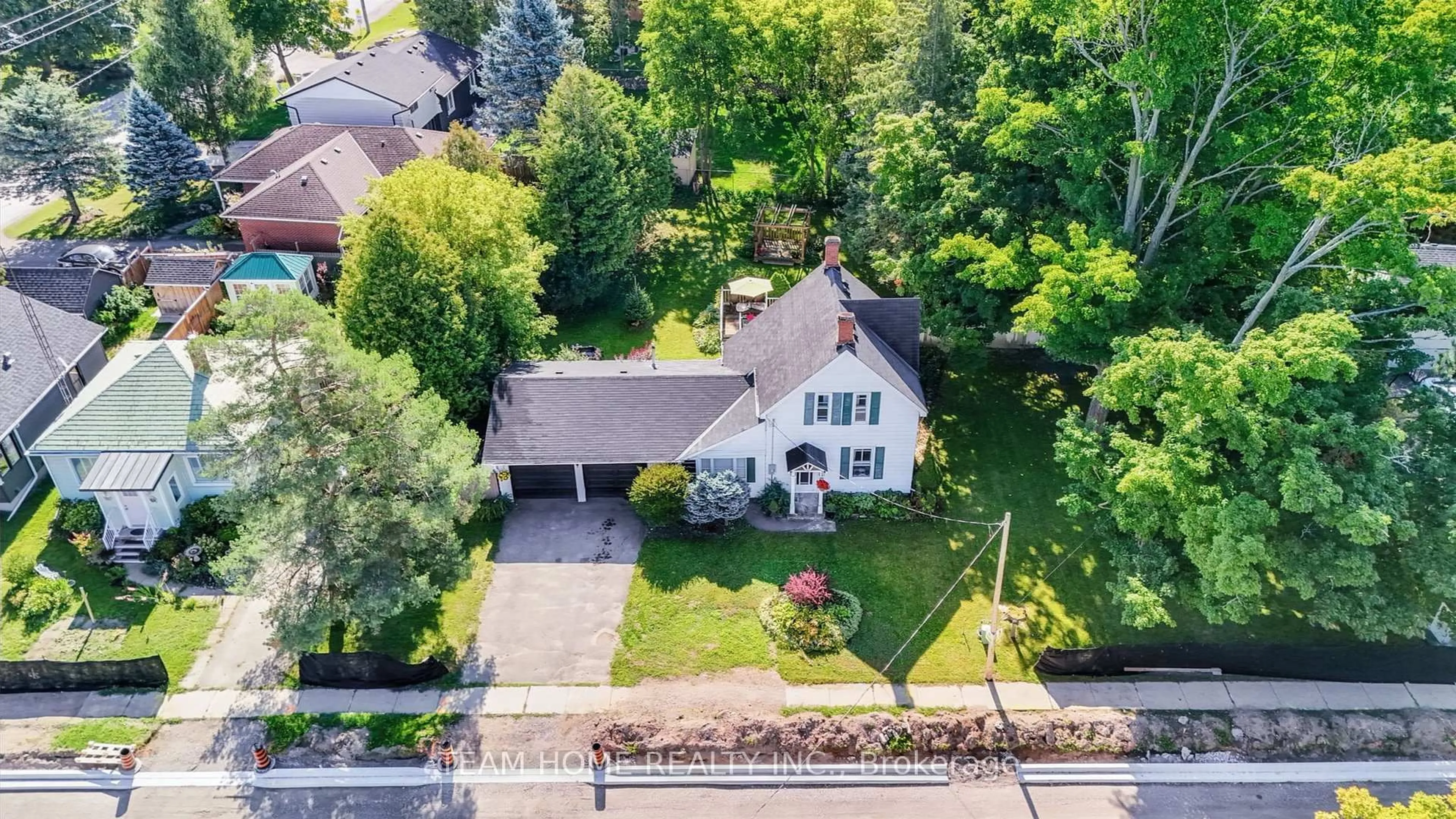 A pic from outside/outdoor area/front of a property/back of a property/a pic from drone, street for 3 Dundas St, Erin Ontario N0B 1T0