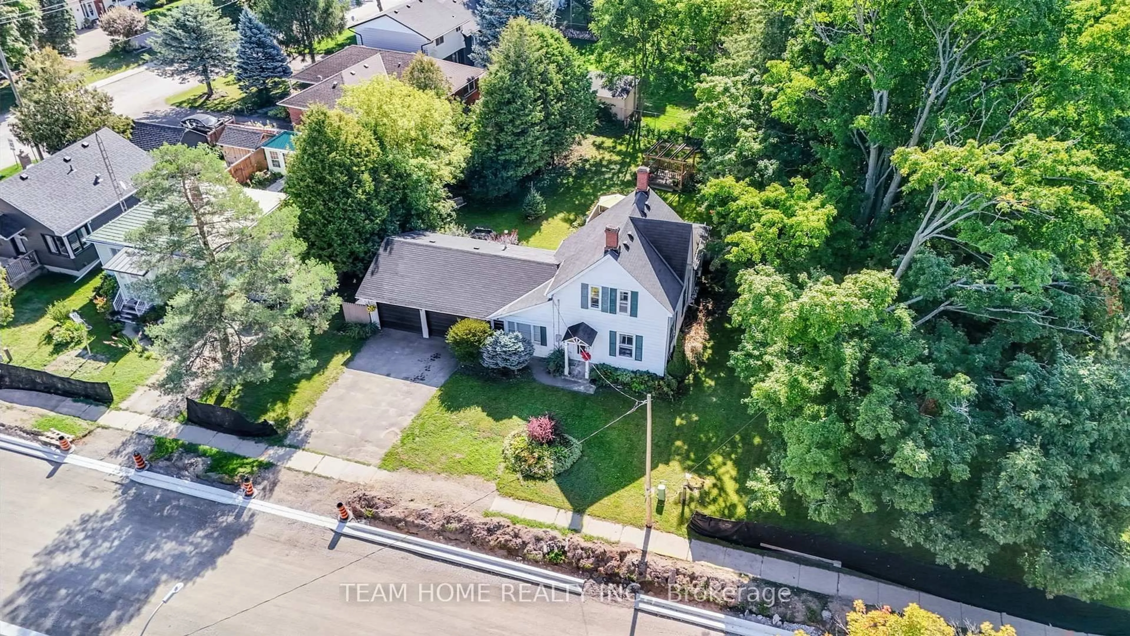 A pic from outside/outdoor area/front of a property/back of a property/a pic from drone, street for 3 Dundas St, Erin Ontario N0B 1T0