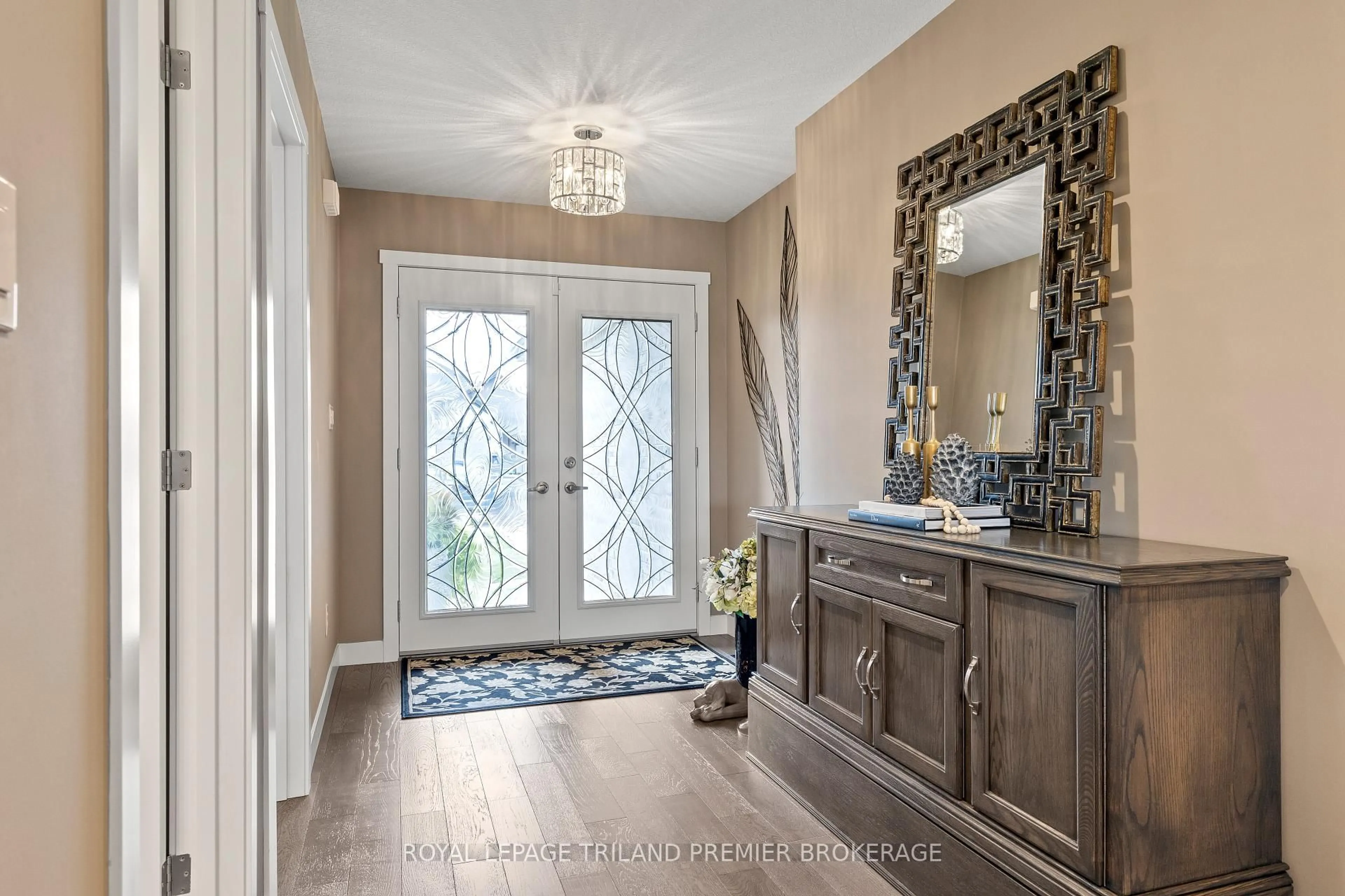 Indoor entryway for 6 Nicoles Tr, Thames Centre Ontario N0M 2P0