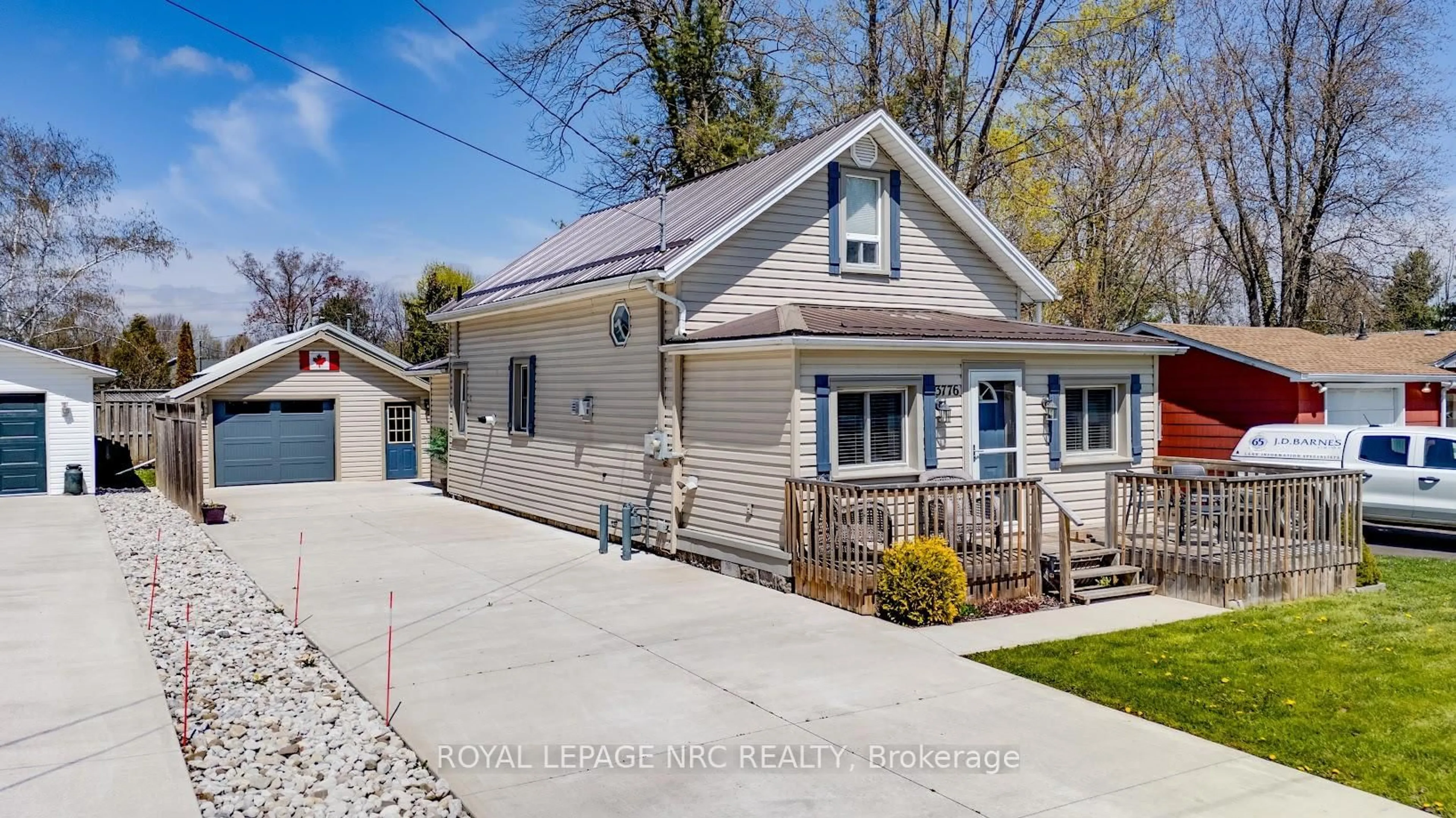 Home with vinyl exterior material, street for 3776 Fairfield Ave, Fort Erie Ontario L0S 1B0