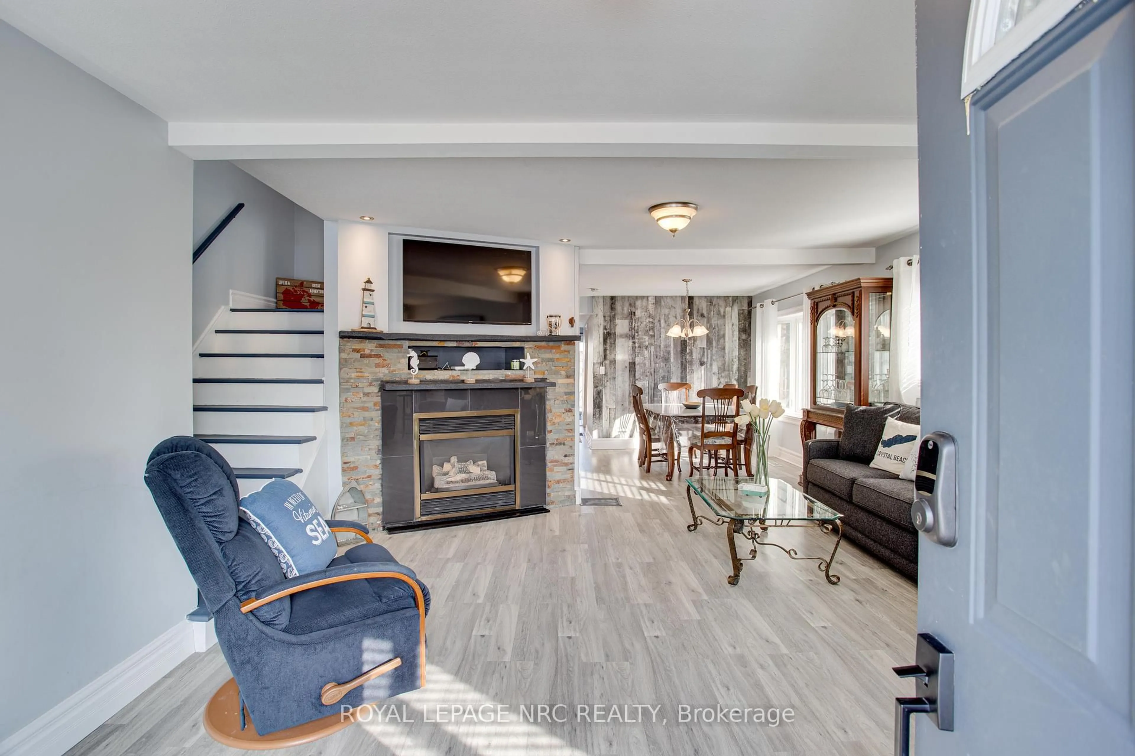 Living room with furniture, unknown for 3776 Fairfield Ave, Fort Erie Ontario L0S 1B0