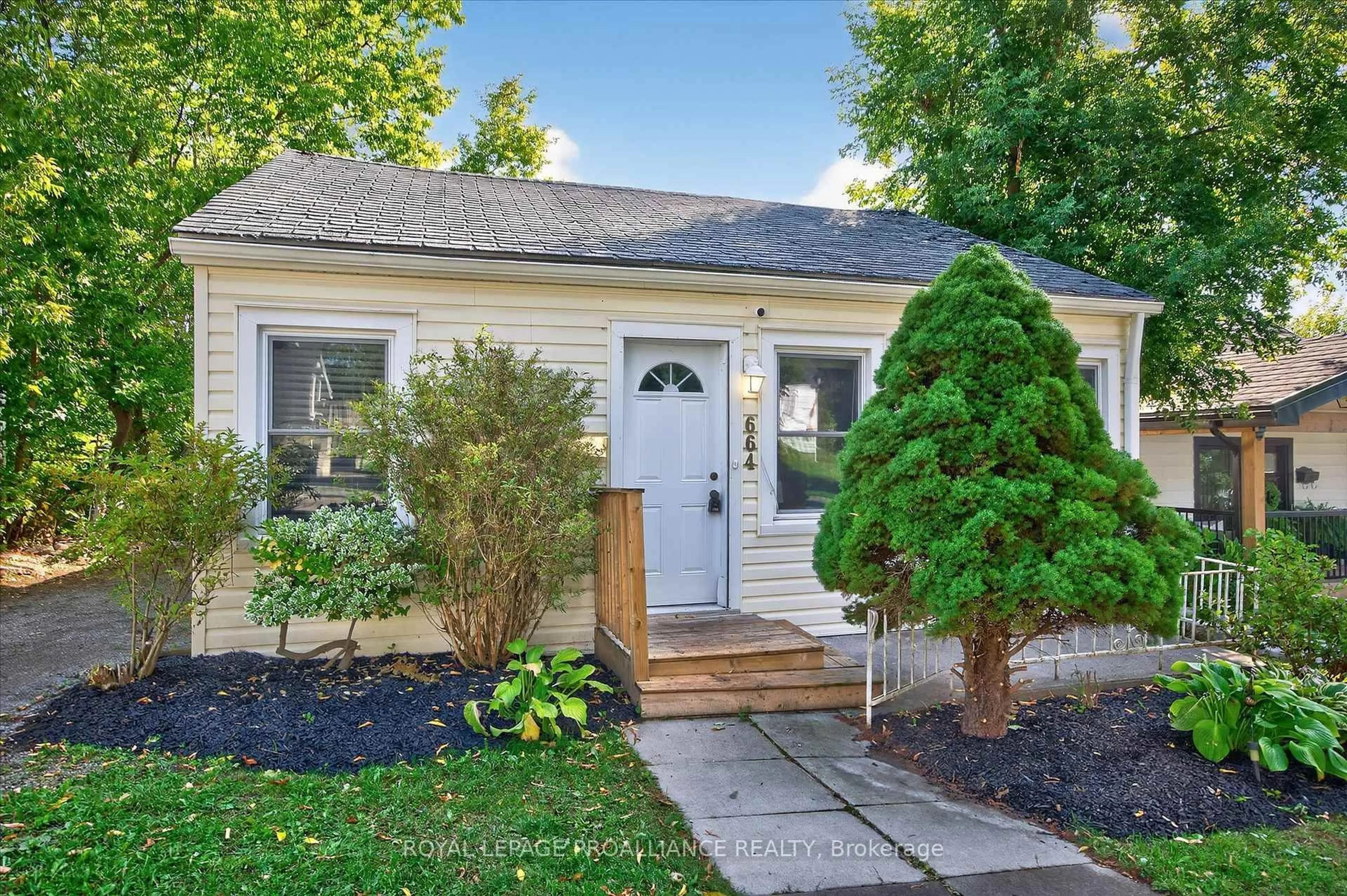Home with vinyl exterior material, street for 664 Gilchrist St, Peterborough Ontario K9H 4P3