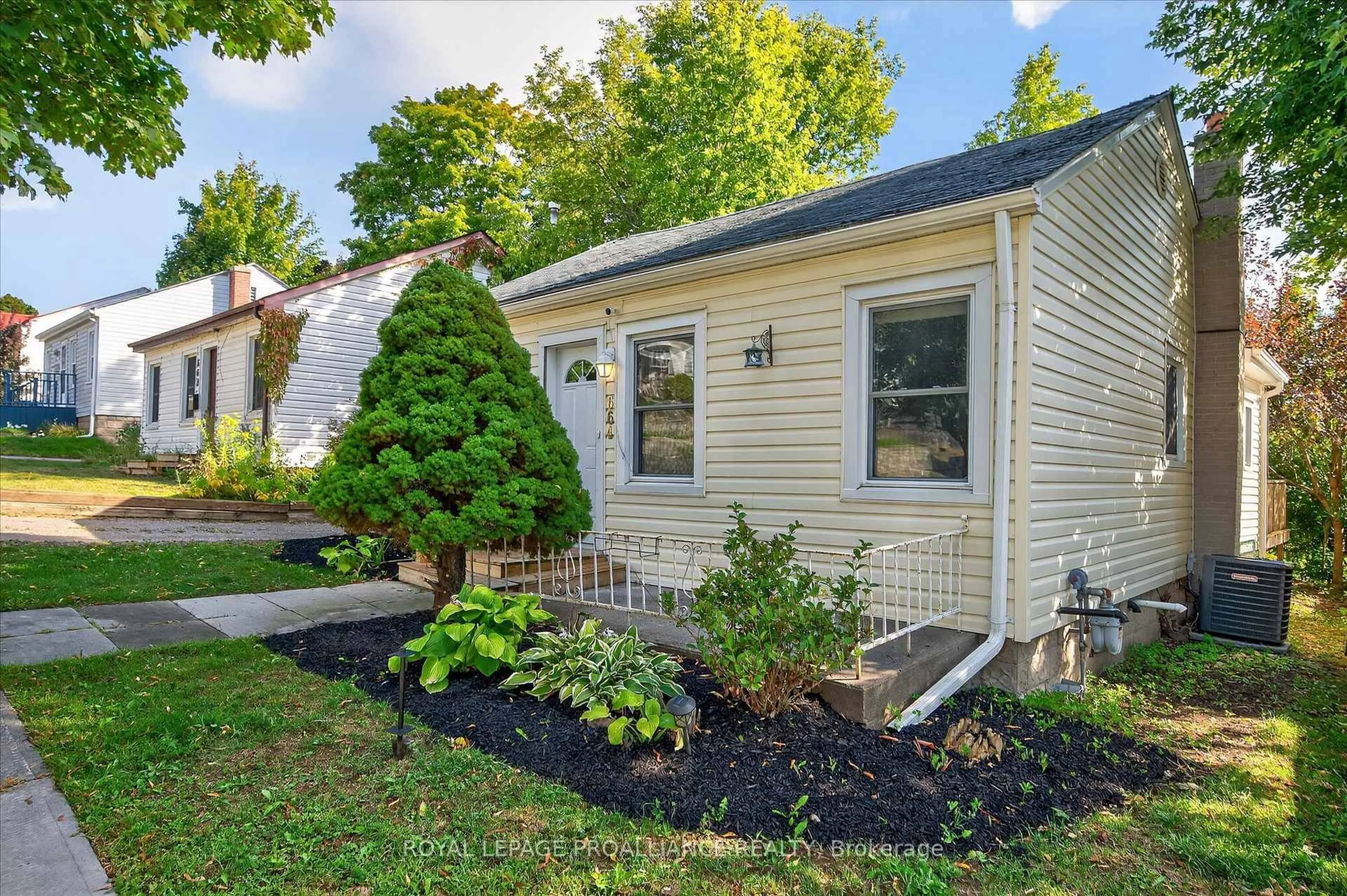 Home with vinyl exterior material, street for 664 Gilchrist St, Peterborough Ontario K9H 4P3