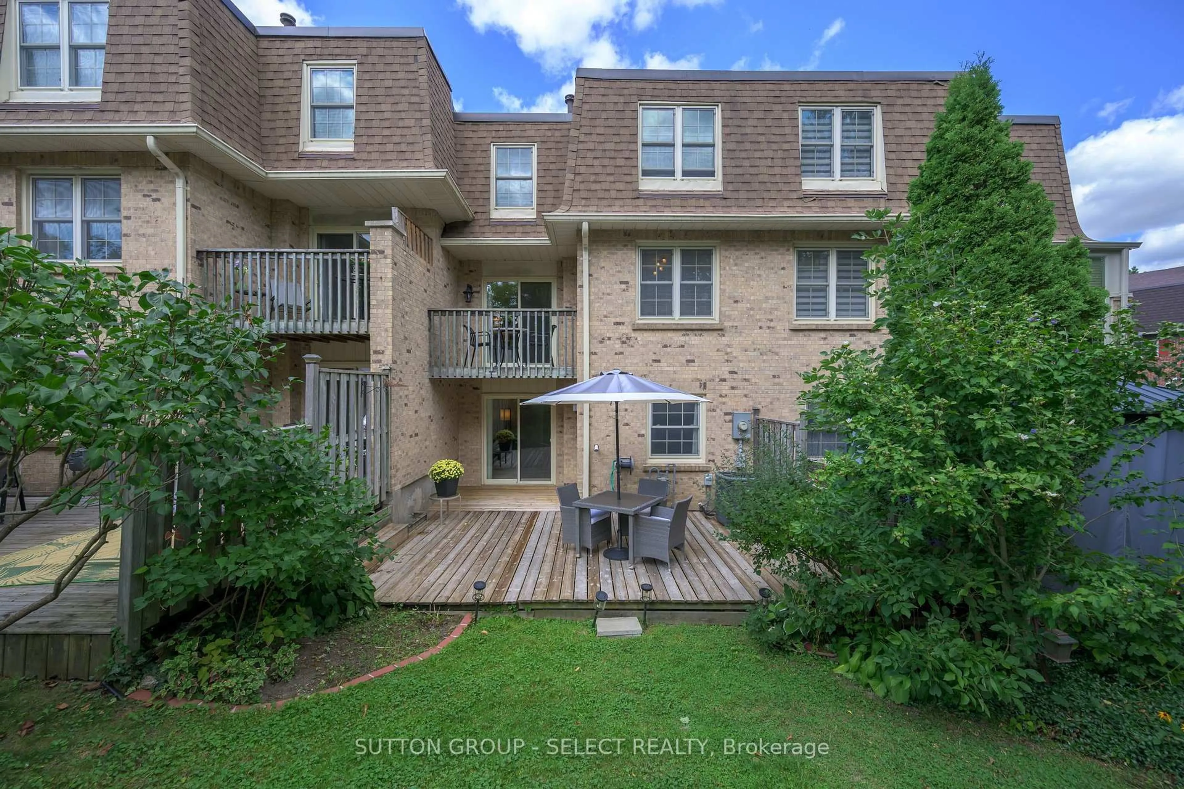 A pic from outside/outdoor area/front of a property/back of a property/a pic from drone, unknown for 900 POND VIEW Rd #130, London South Ontario N5Z 4L7