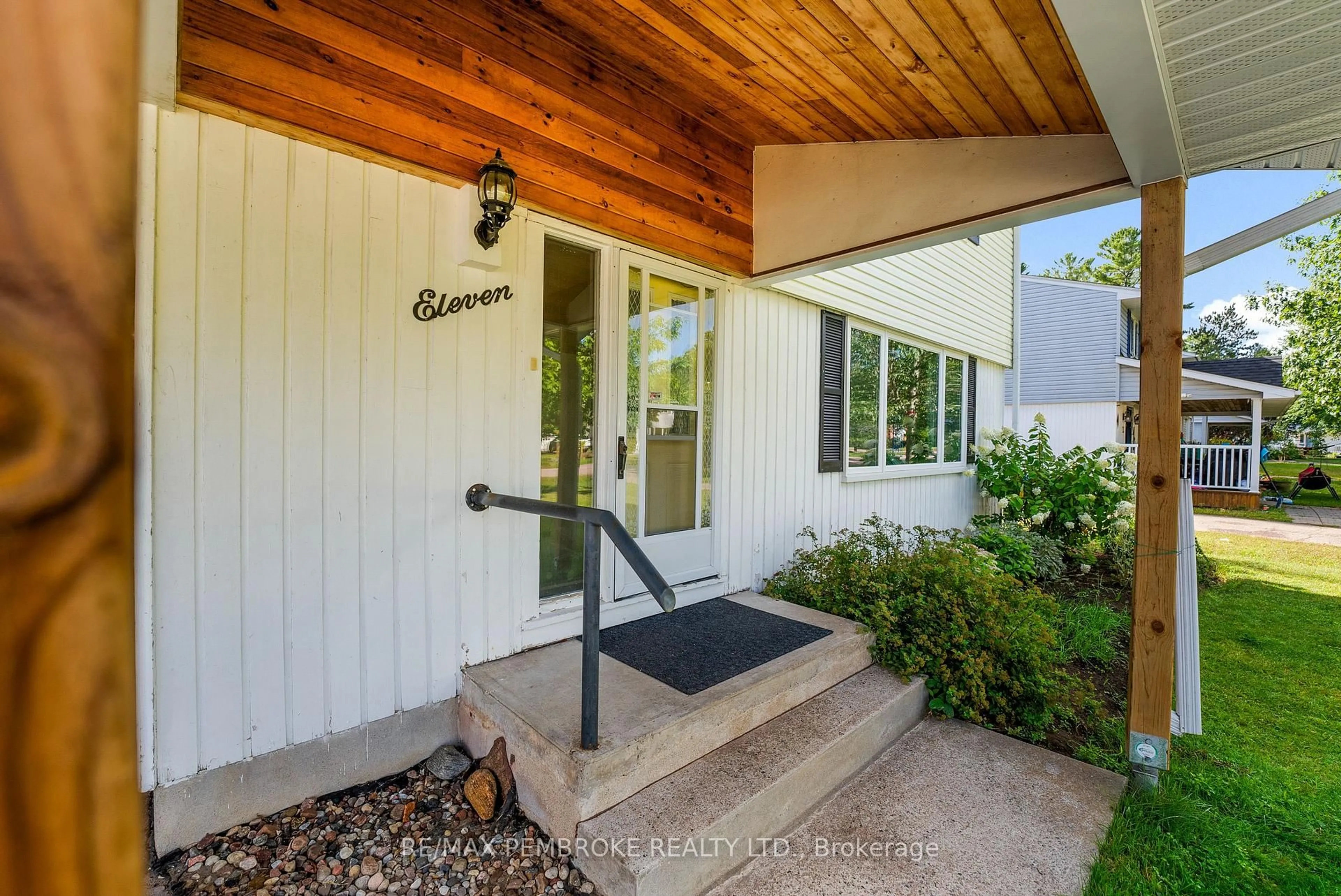 Indoor entryway for 11 Frontenac Cres, Deep River Ontario K0J 1P0