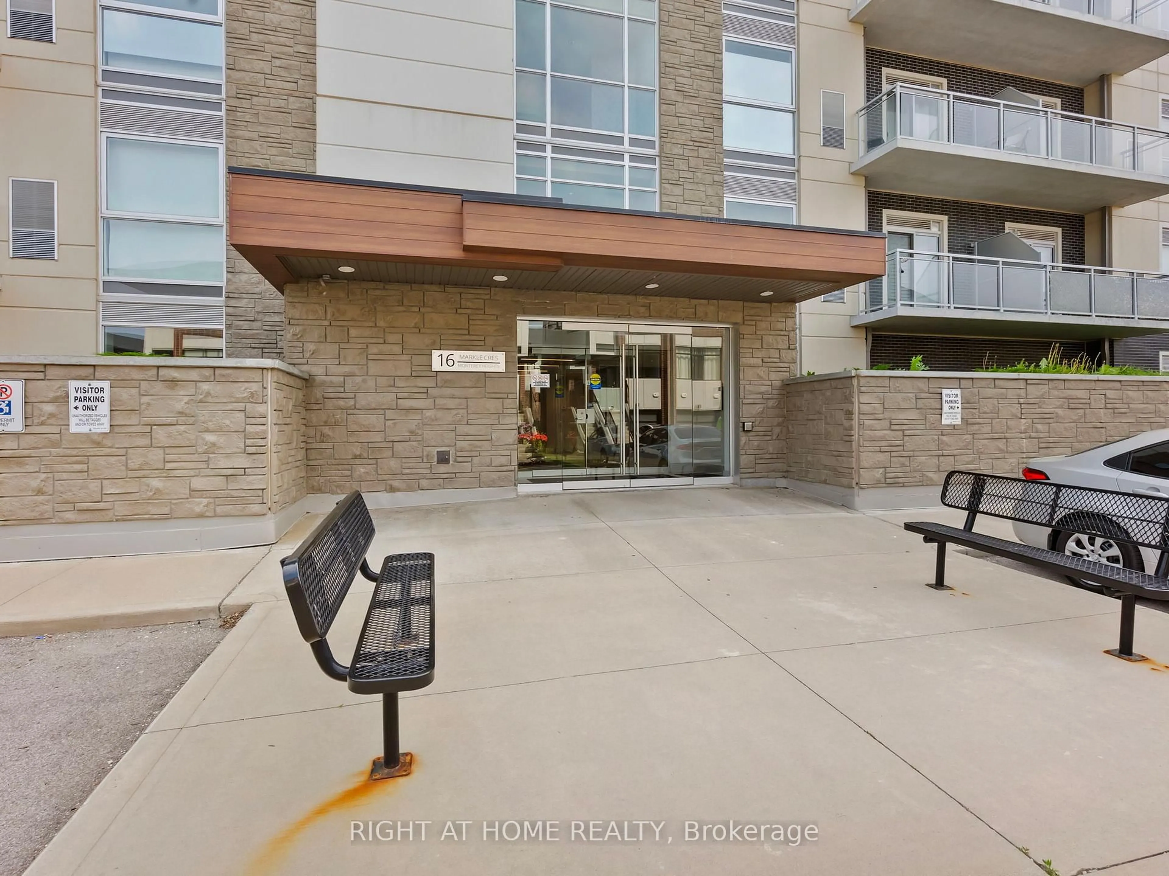 Indoor foyer for 16 Markle Cres #503, Hamilton Ontario L9G 0H4