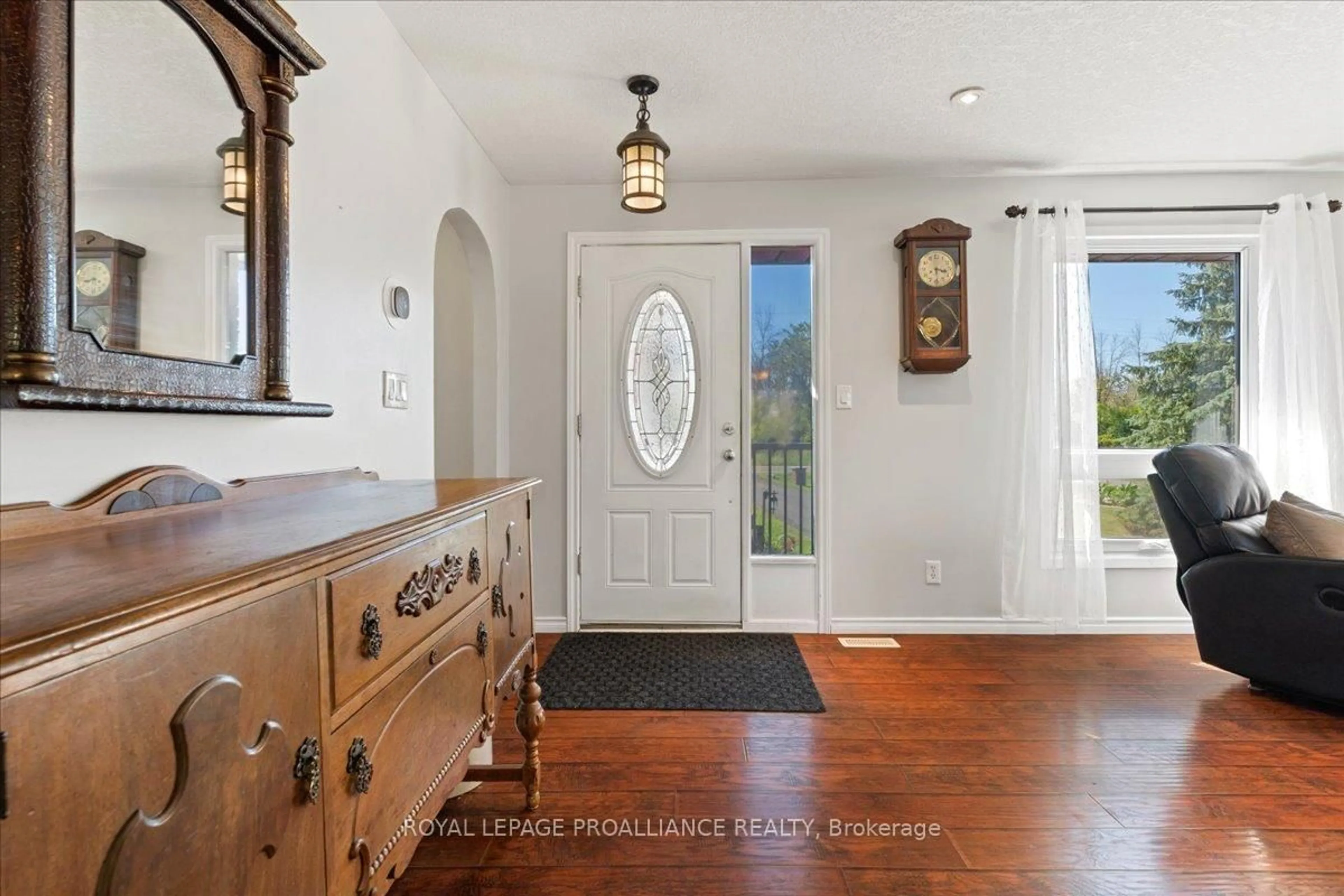 Indoor entryway for 558 Aikins Rd, Quinte West Ontario K8N 4Z2