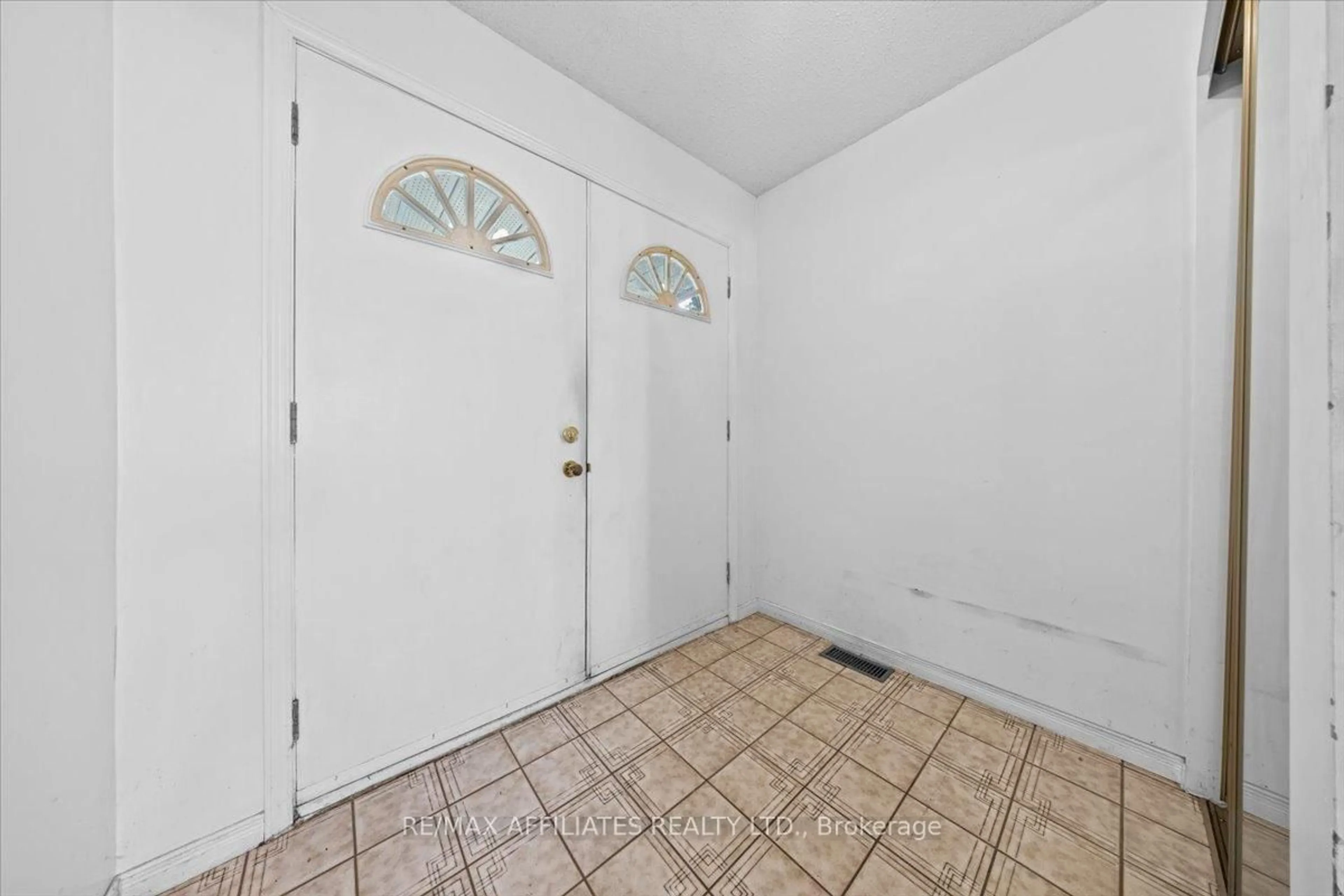 Indoor entryway for 1024 Miss Ottawa St, Ottawa Ontario K1J 7B1