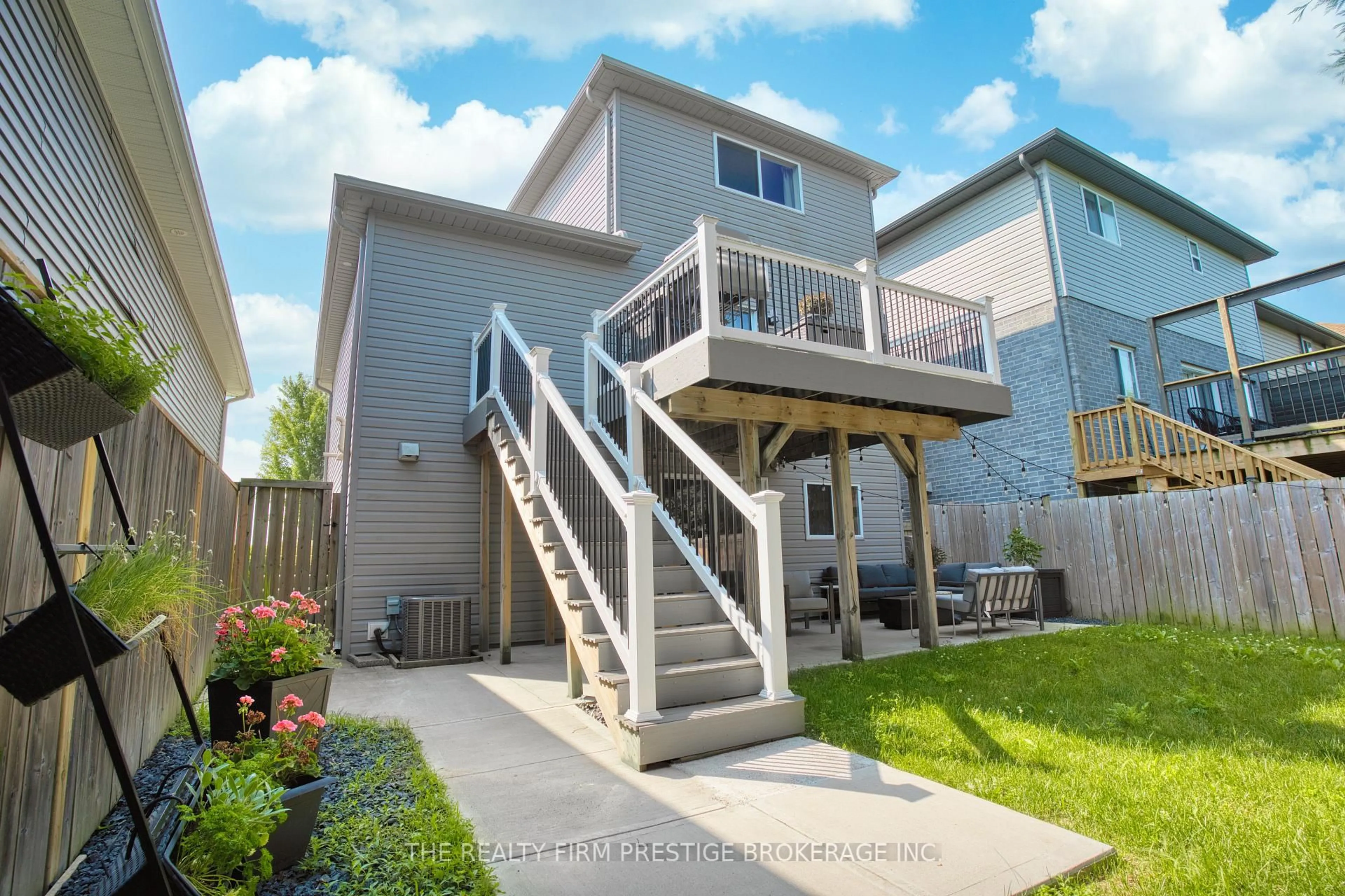 Home with vinyl exterior material, street for 27 WILLIS Ave, Strathroy-Caradoc Ontario N7G 0B6