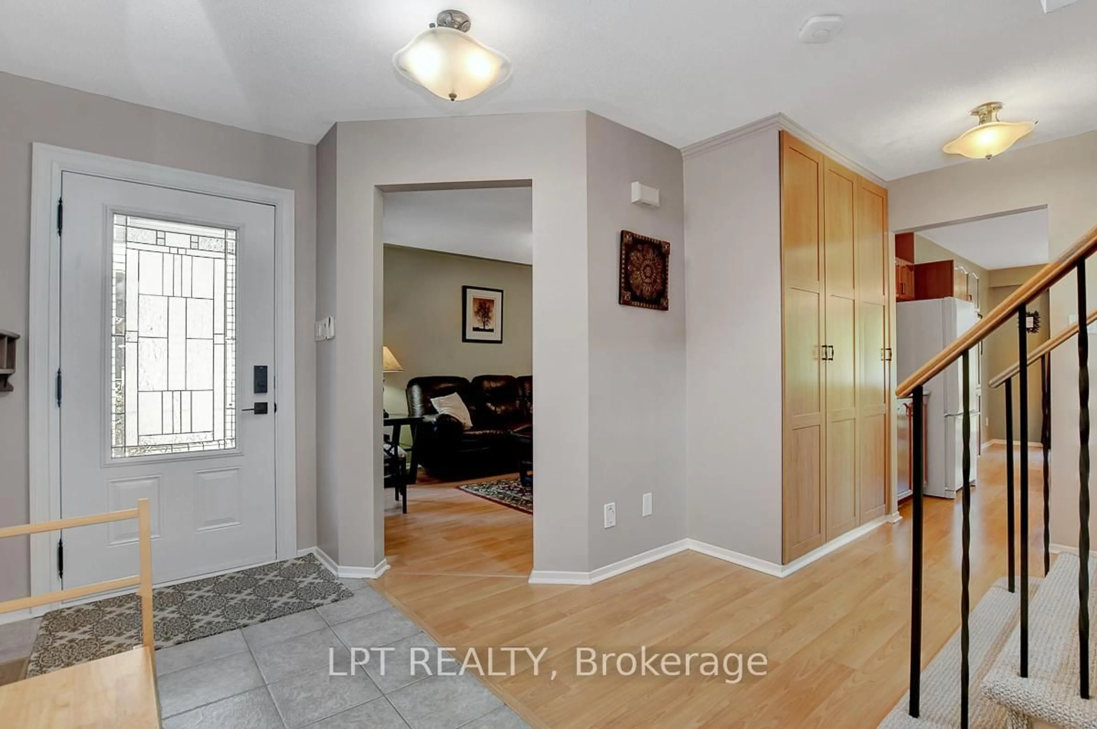 Indoor entryway for 611 Tourelle Dr, Ottawa Ontario K4A 3H5