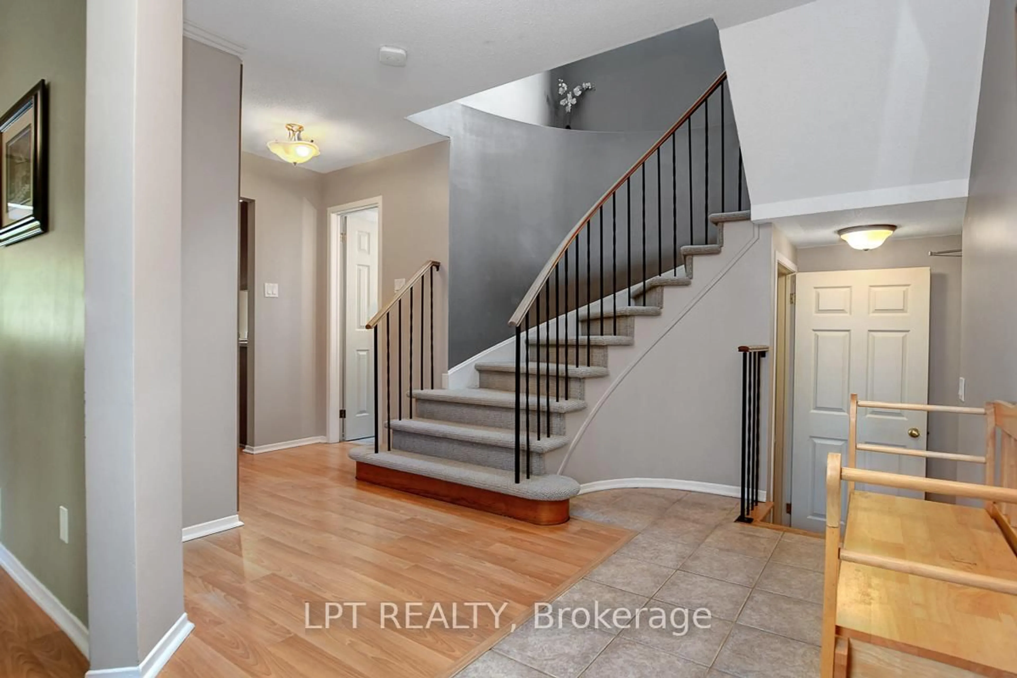 Indoor entryway for 611 Tourelle Dr, Ottawa Ontario K4A 3H5