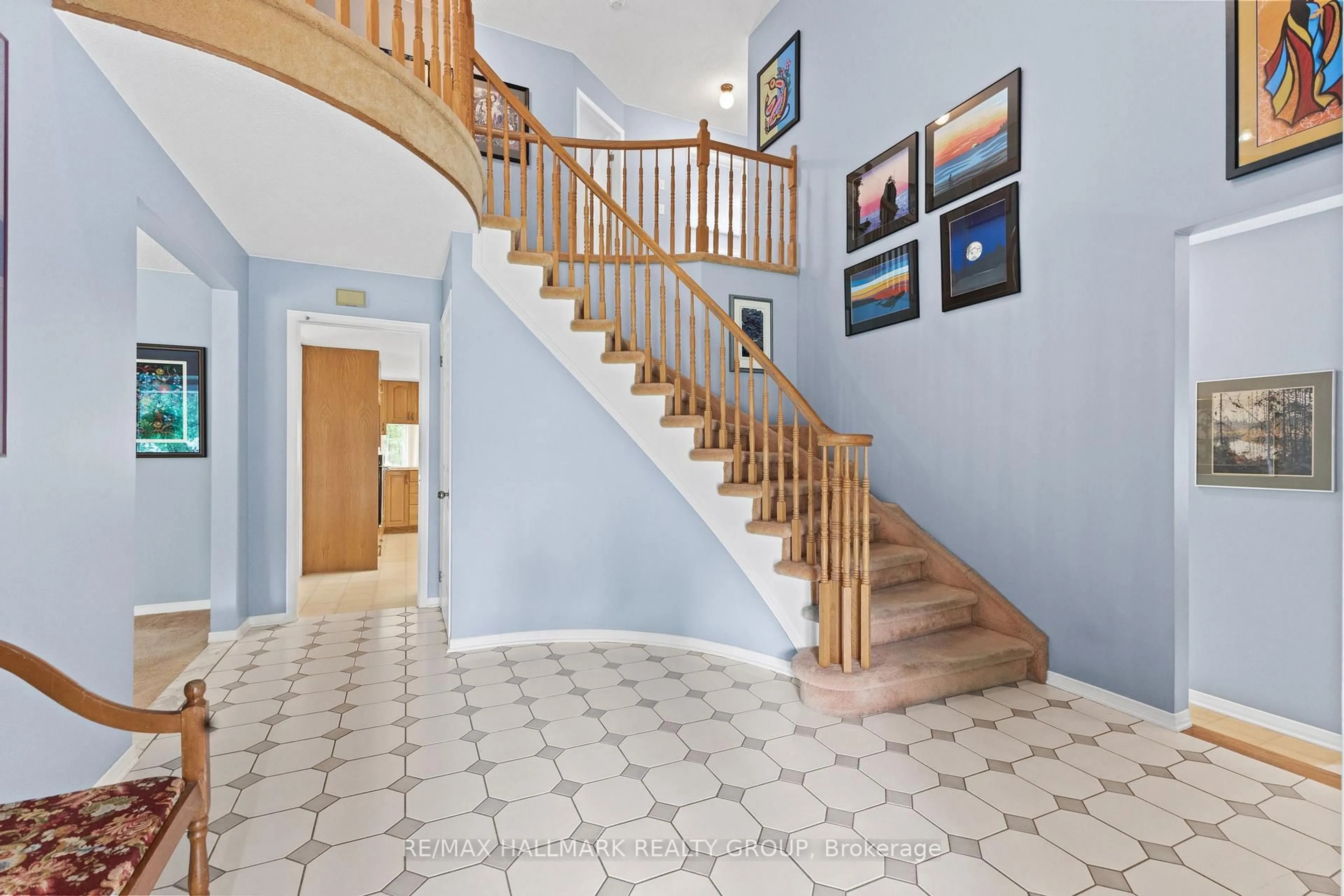 Indoor foyer for 1103 Rideau Bend Cres, Ottawa Ontario K4M 1B6