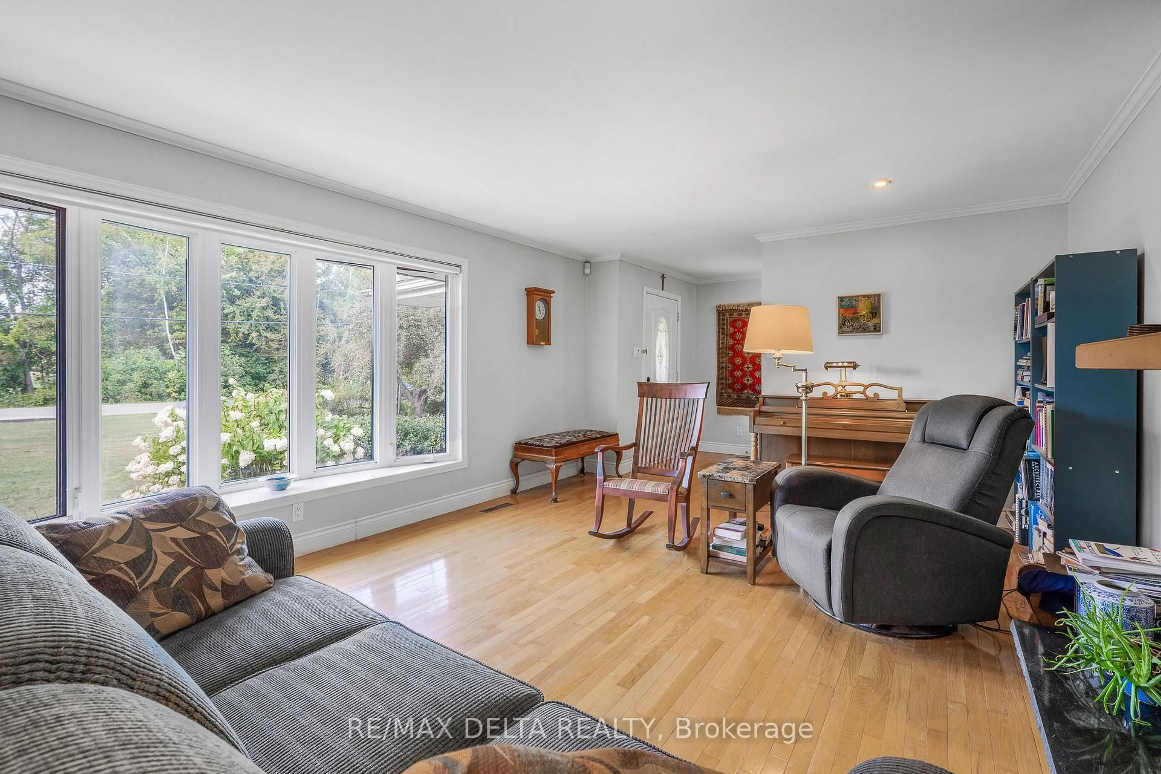 Living room with furniture, wood/laminate floor for 1115 Golf Club Rd, Champlain Ontario K6A 2R2