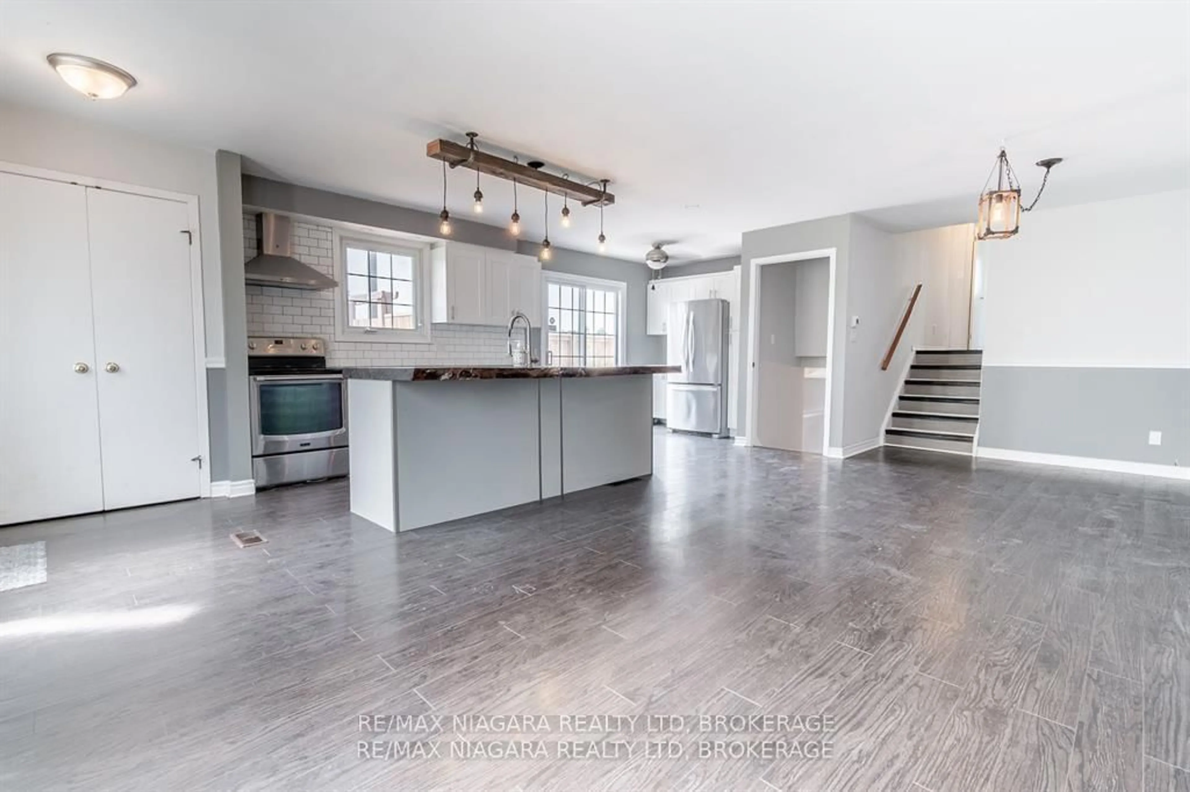 Open concept kitchen, unknown for 49 AUTUMN Pl, St. Catharines Ontario L2P 2W6