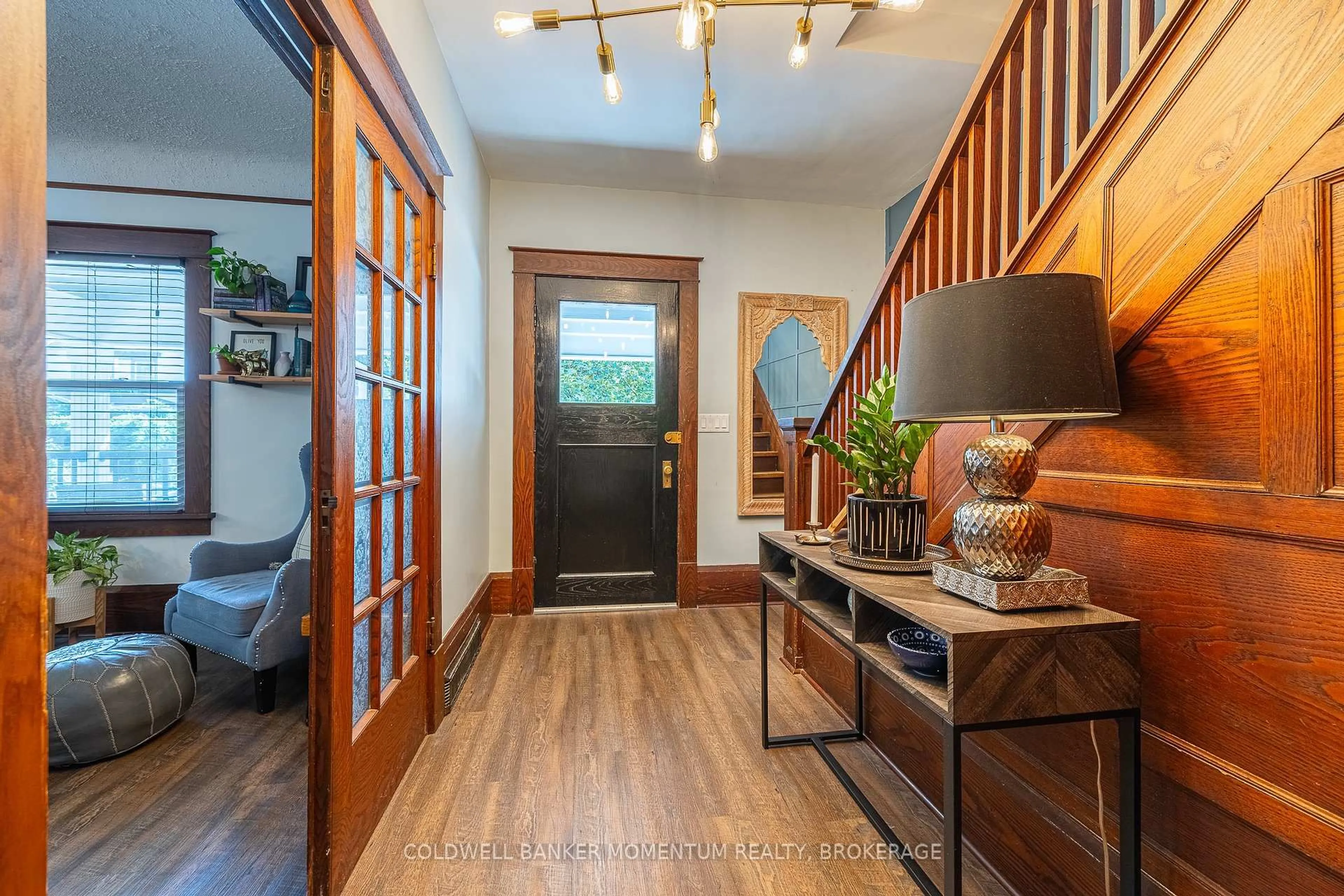 Indoor entryway for 83 DUFFERIN St, St. Catharines Ontario L2R 1Z9
